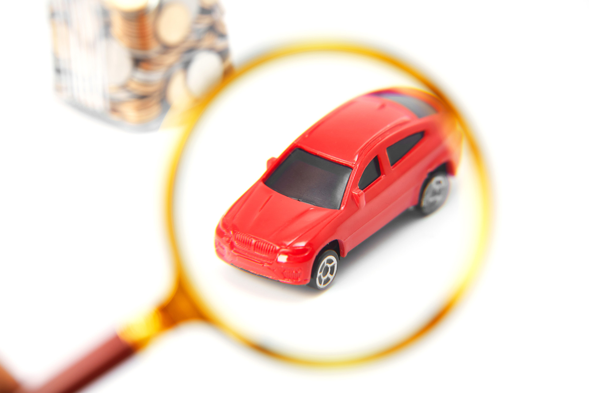 白底手拿放大镜轿车模型汽车模型一罐硬币经济金融