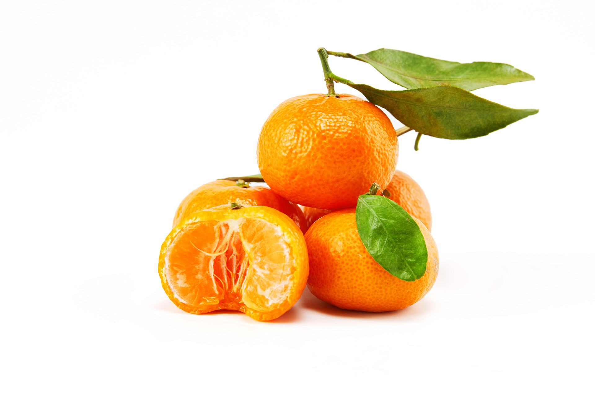 白底新鲜水果绿叶几个小橘子剥开橘子桔子