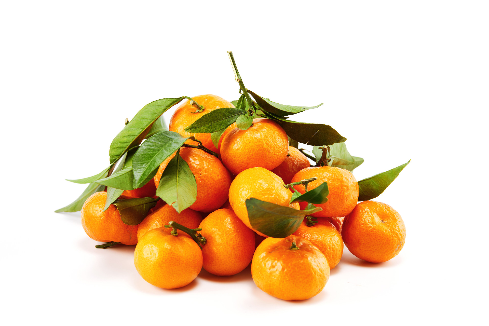 白底新鲜水果绿叶一堆小橘子散落小橘子