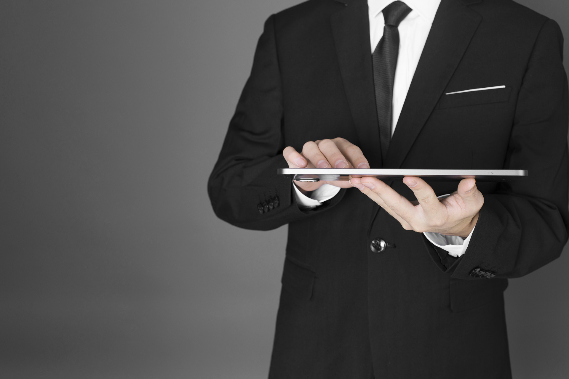 灰底西装职场人物商务人士手势职场手势手托平板