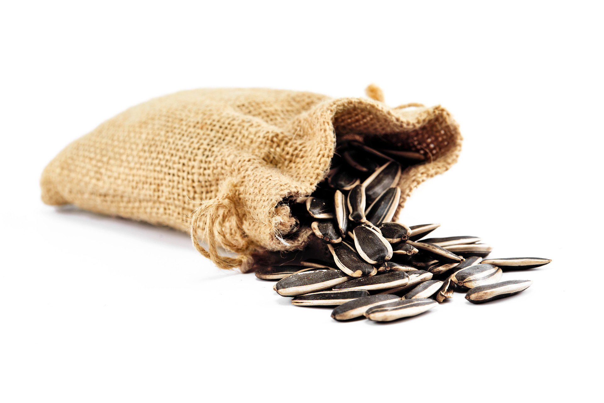 白底束口麻袋一袋瓜子一袋坚果散落瓜子坚果