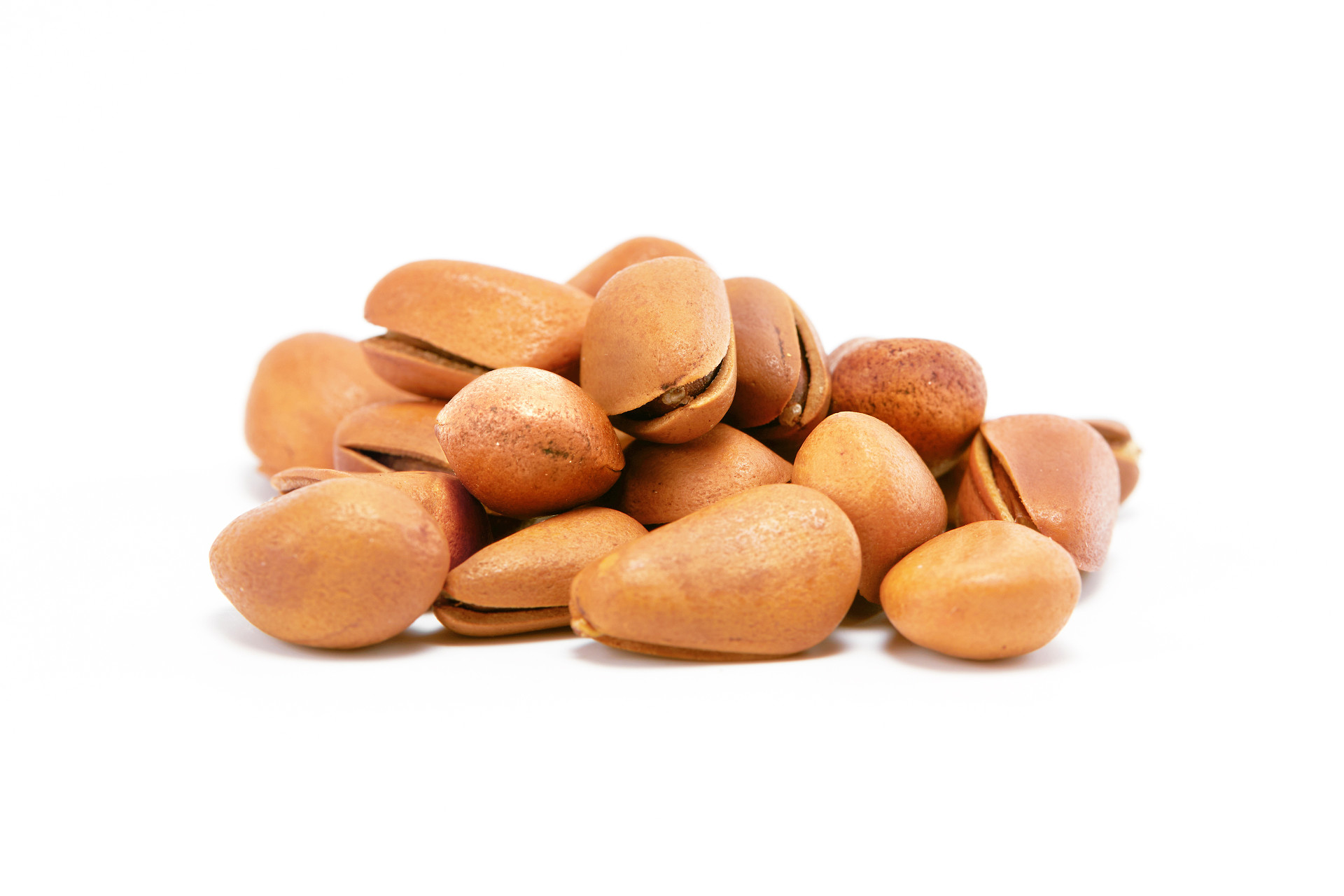 白底一堆坚果散落松子坚果松子开口松子开口坚果