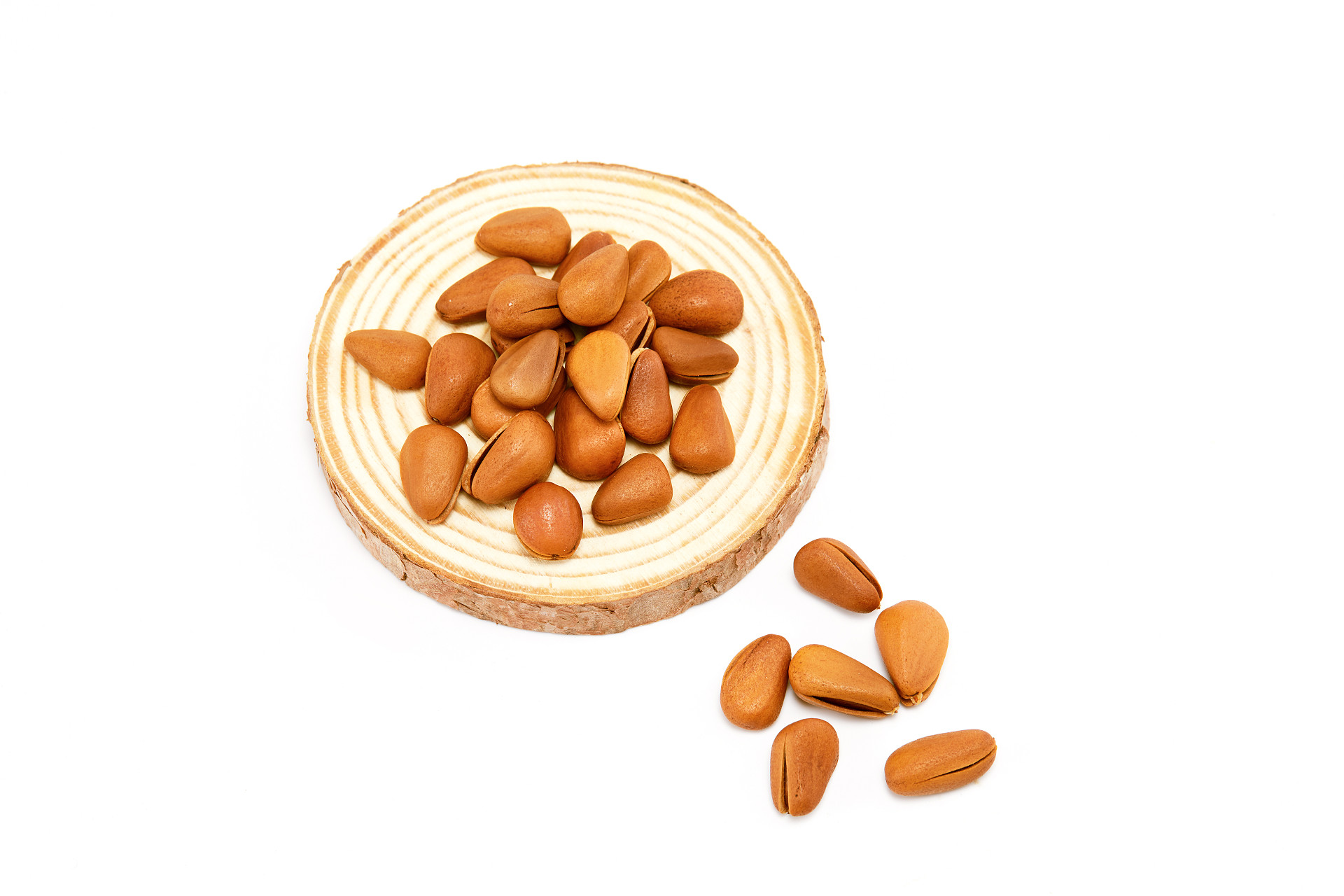 白底木盘树桩散落松子散落坚果坚果松子开口松子