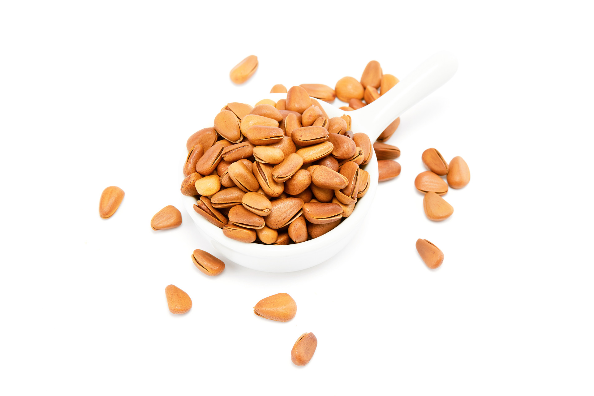 白底白碗一碗松子散落松子坚果松子开口松子