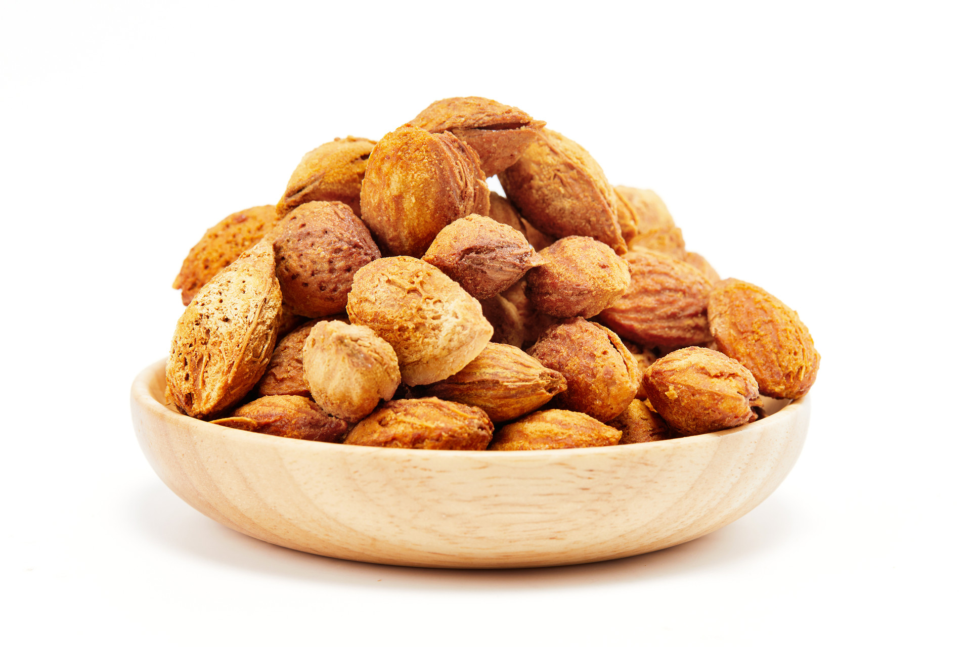 白底木盘一盘巴旦木坚果纸皮巴旦木