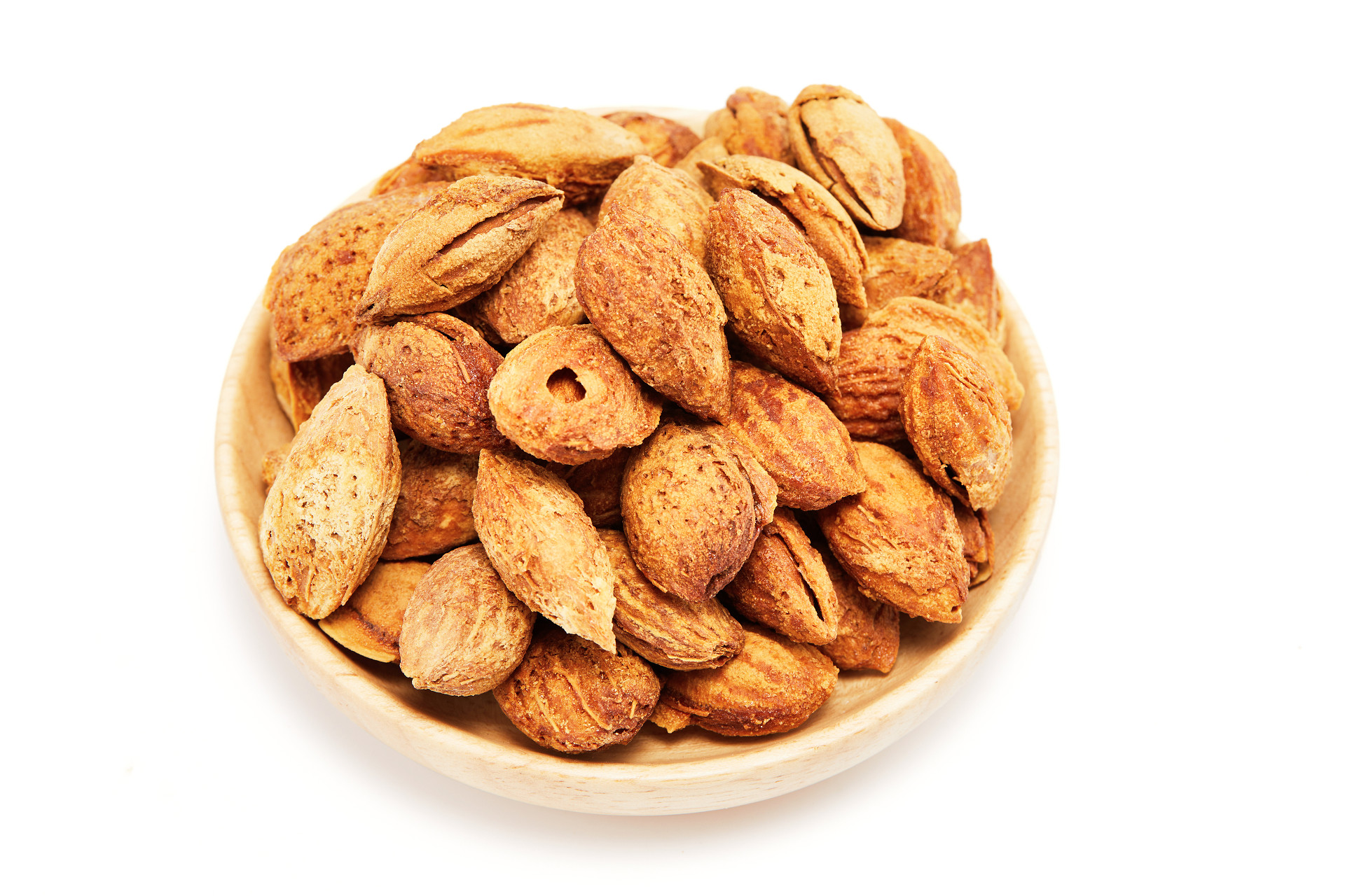 俯视图白底木盘一盘巴旦木坚果纸皮巴旦木