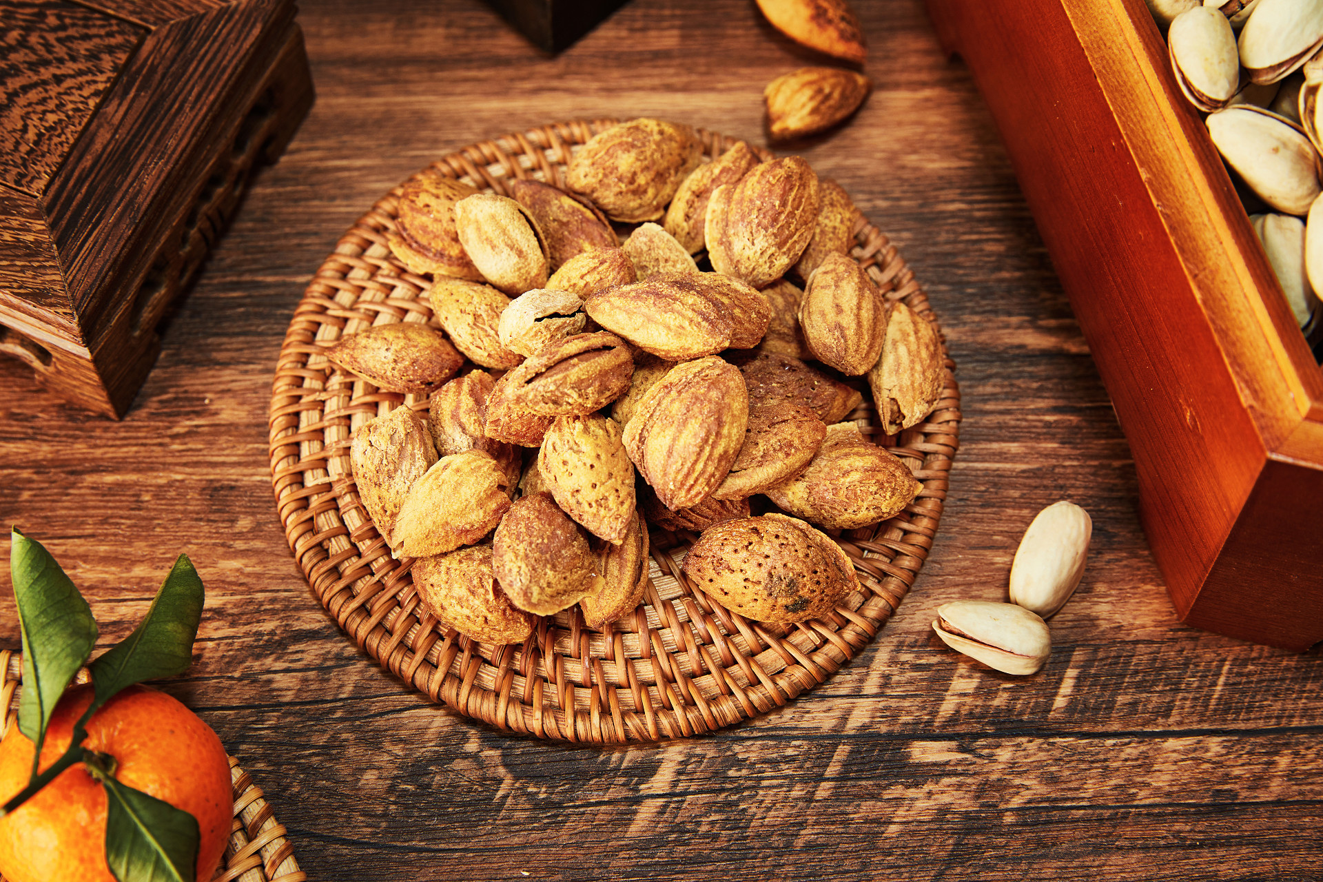 木纹底竹盘坚果巴旦木散落巴旦木