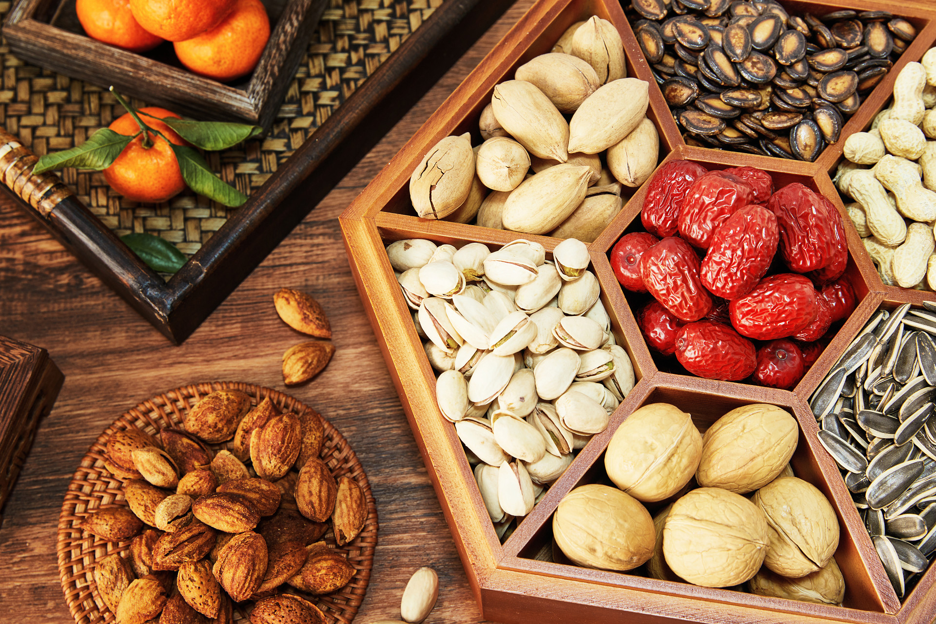 俯视图木纹底木盒坚果拼盘坚果组合核桃红枣开心果