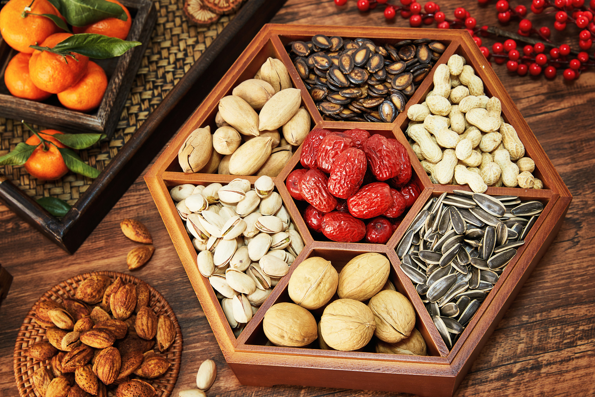 木纹底木盒坚果拼盘坚果组合散落坚果