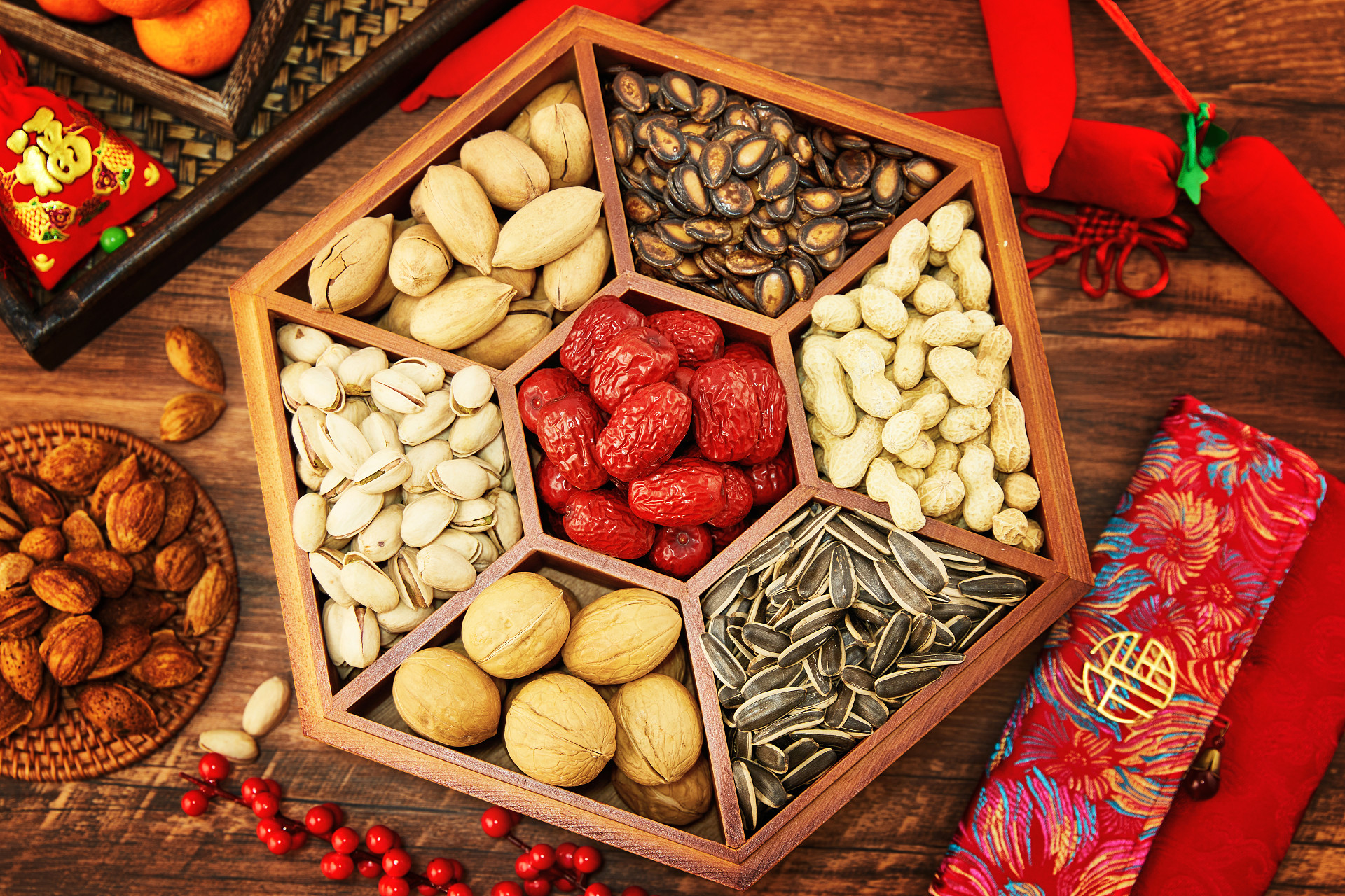 俯视图木纹底木盒坚果拼盘坚果组合核桃