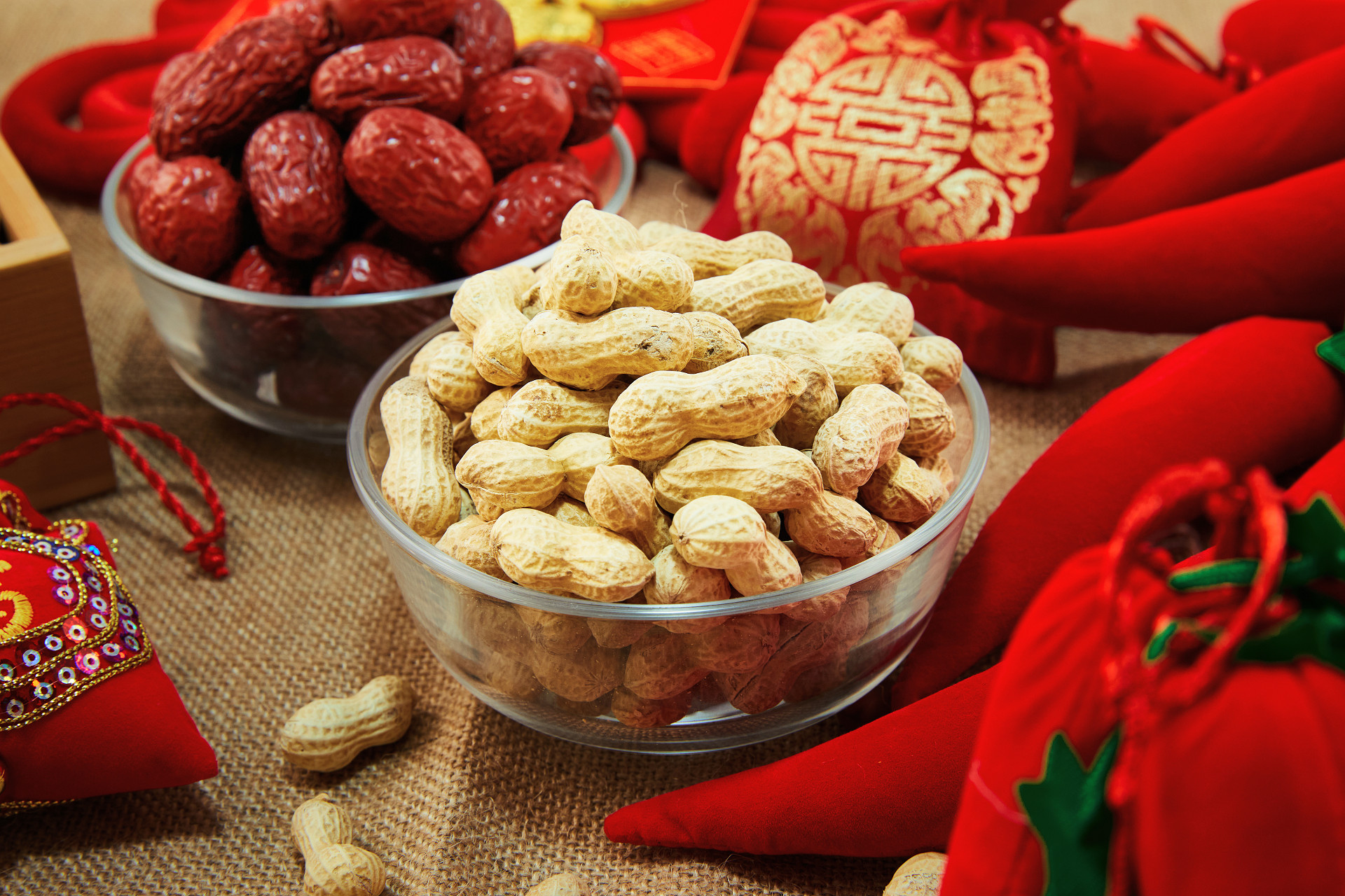 布底坚果一碗花生一碗红枣春节挂饰新年元素
