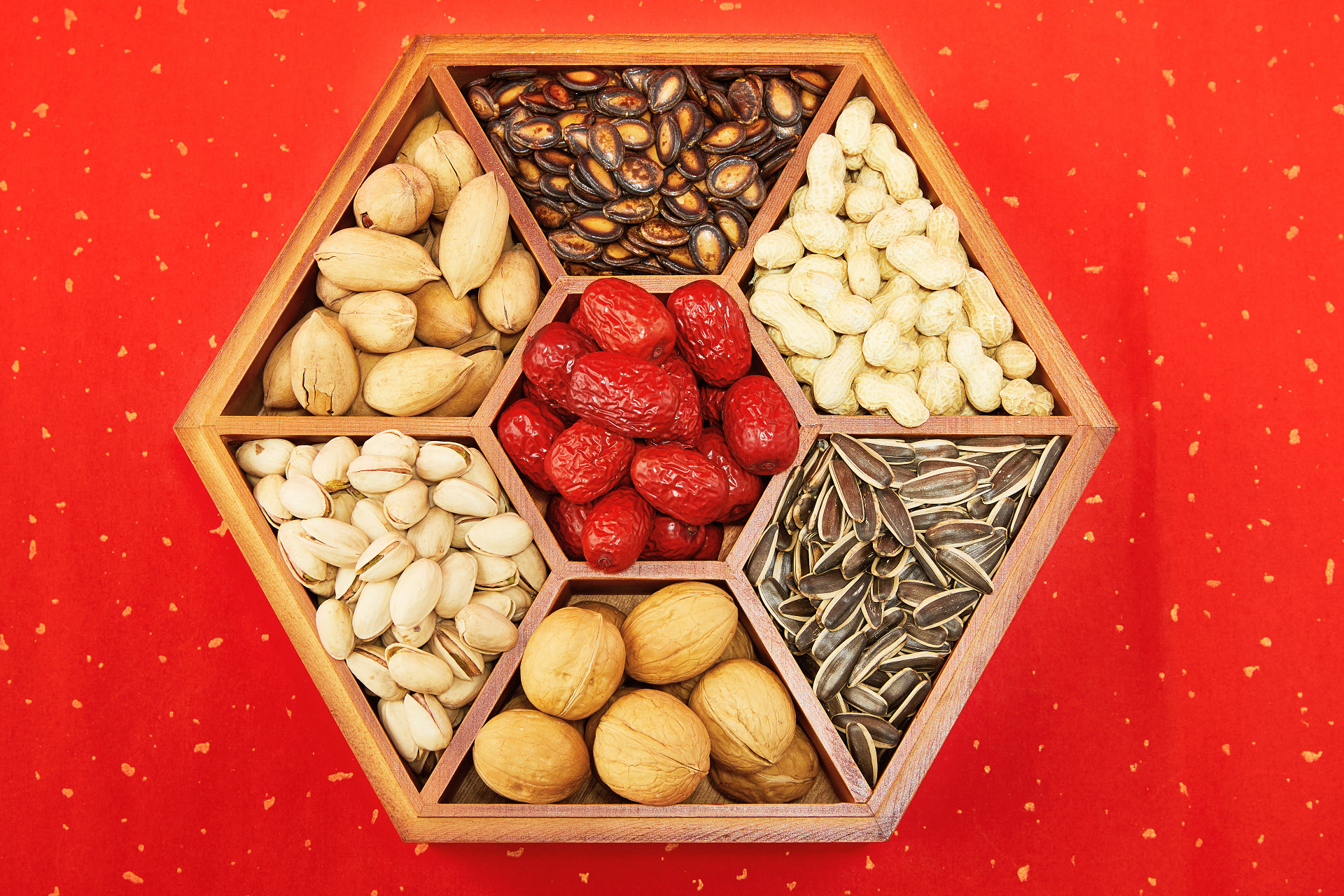 俯视图红色纹理纸木盒坚果拼盘坚果组合核桃红枣开心果