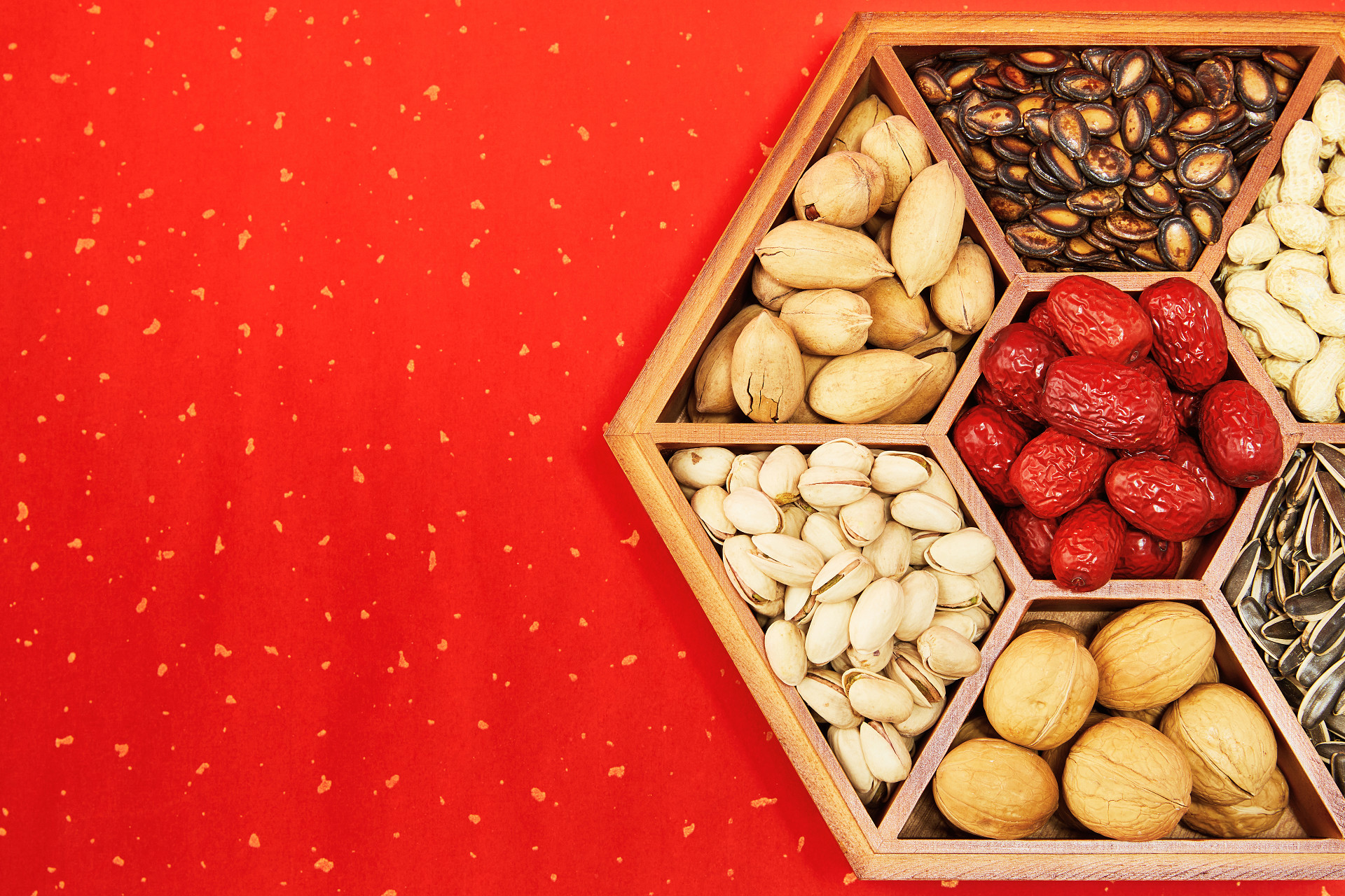 右侧坚果俯视图红色纹理纸木盒坚果拼盘坚果组合