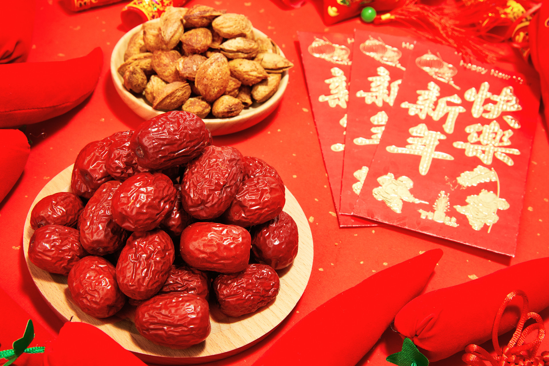 红色纹理纸坚果一盘红枣一盘巴旦木红包新年元素