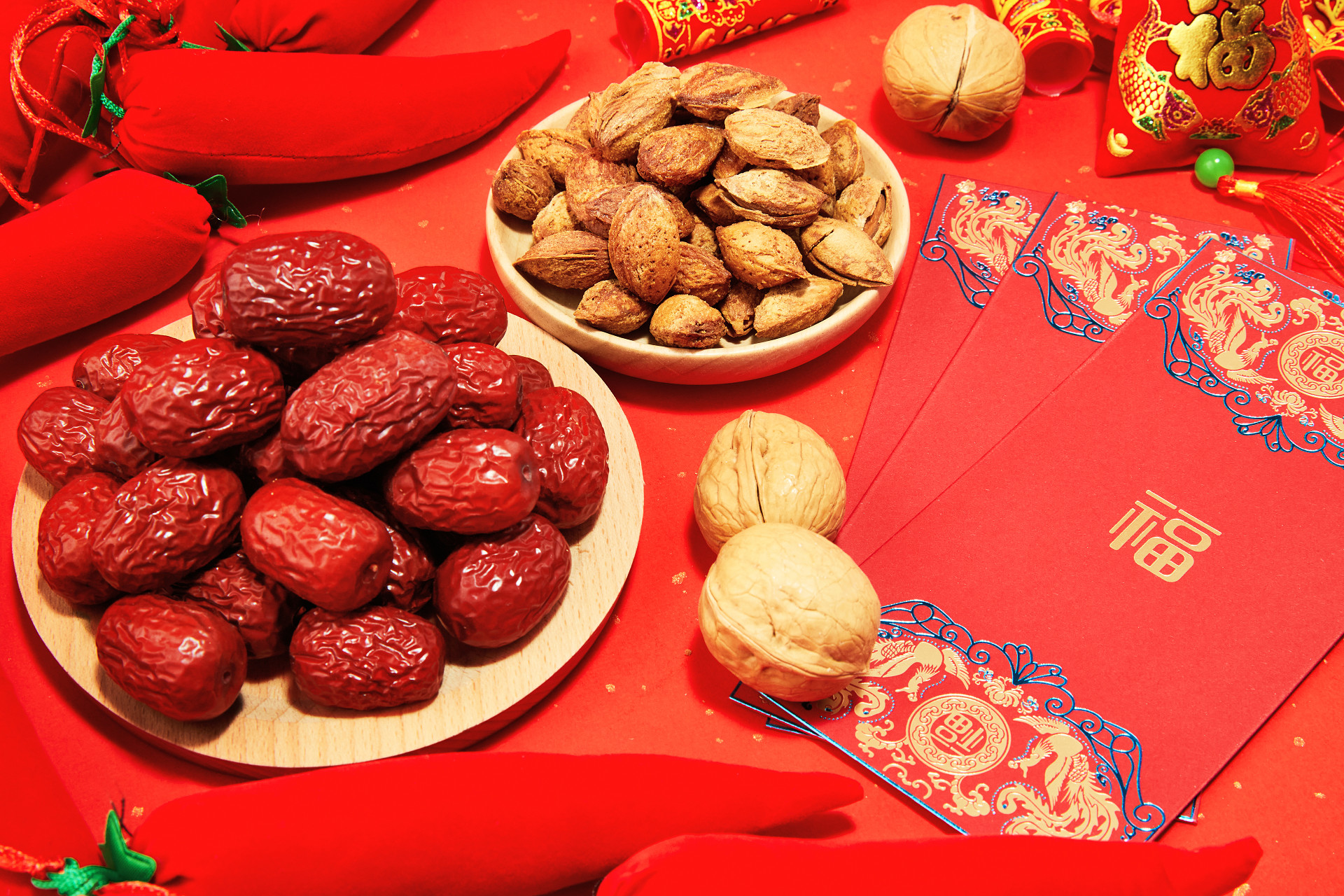 红色纹理纸坚果一盘红枣一盘巴旦木核桃红包新年元素