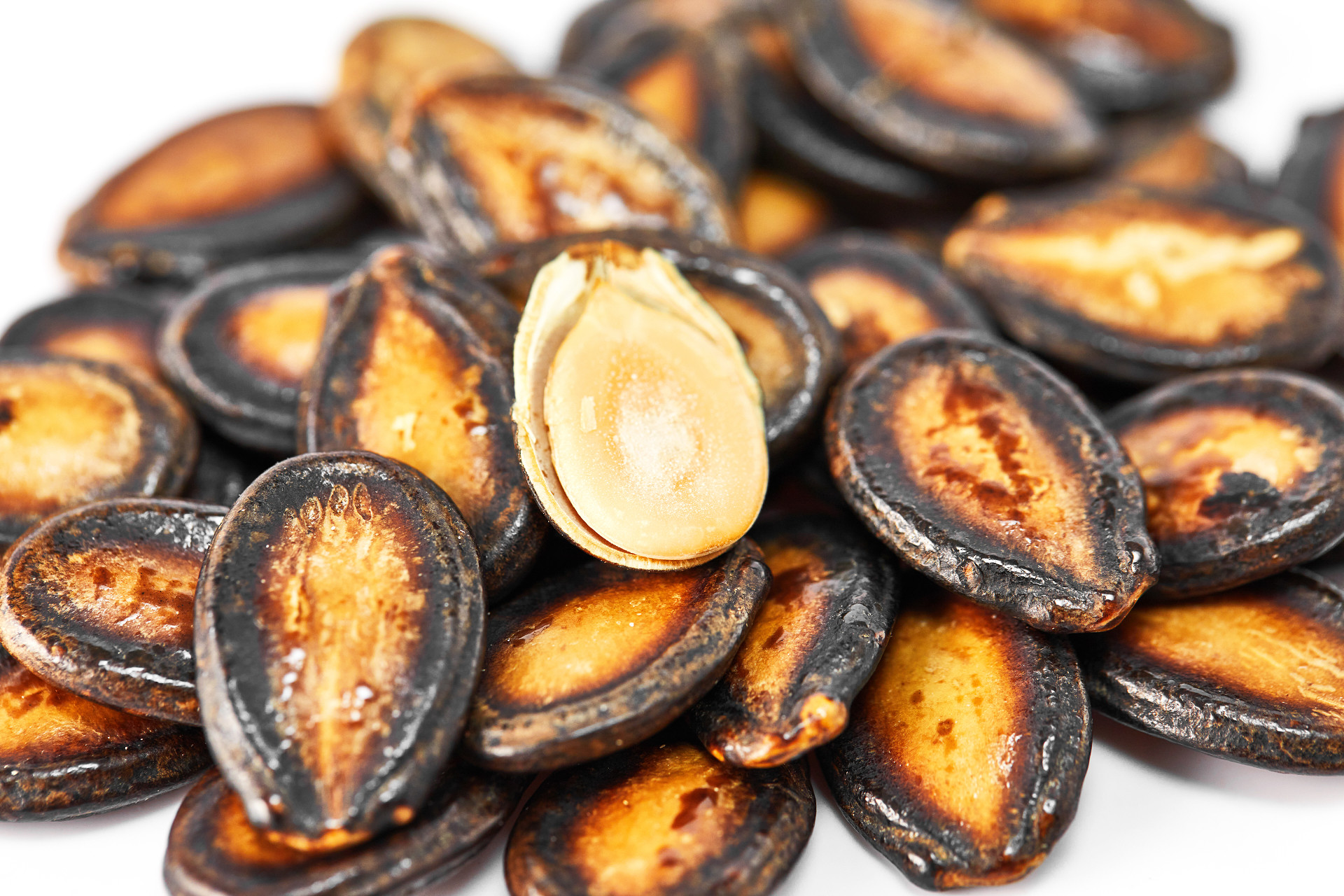 白底散落西瓜子散落坚果剥开西瓜子黑色瓜子坚果