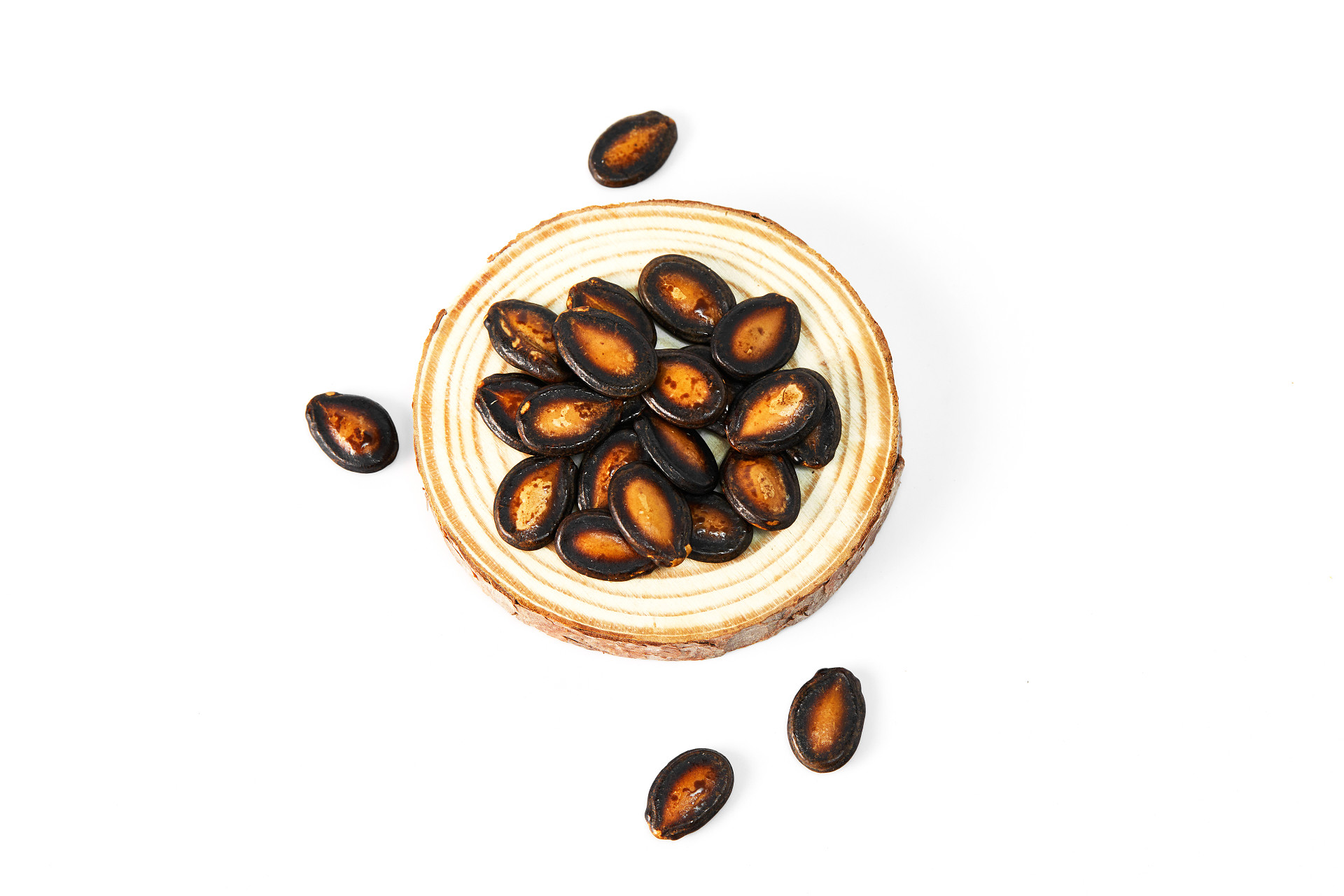 俯视图白底木托盘散落西瓜子散落坚果黑色瓜子坚果