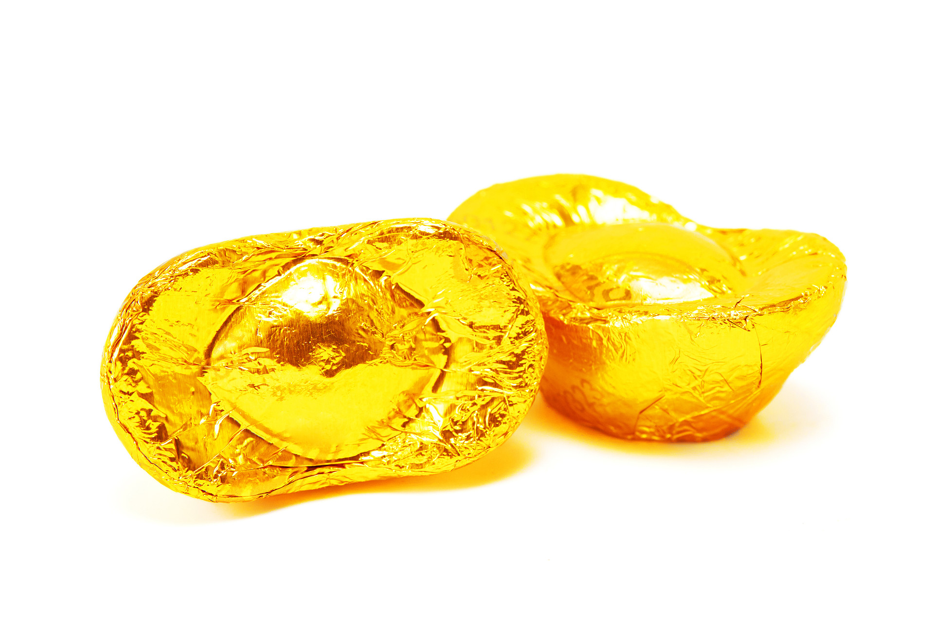 白底元宝巧克力糖果两个巧克力金色巧克力