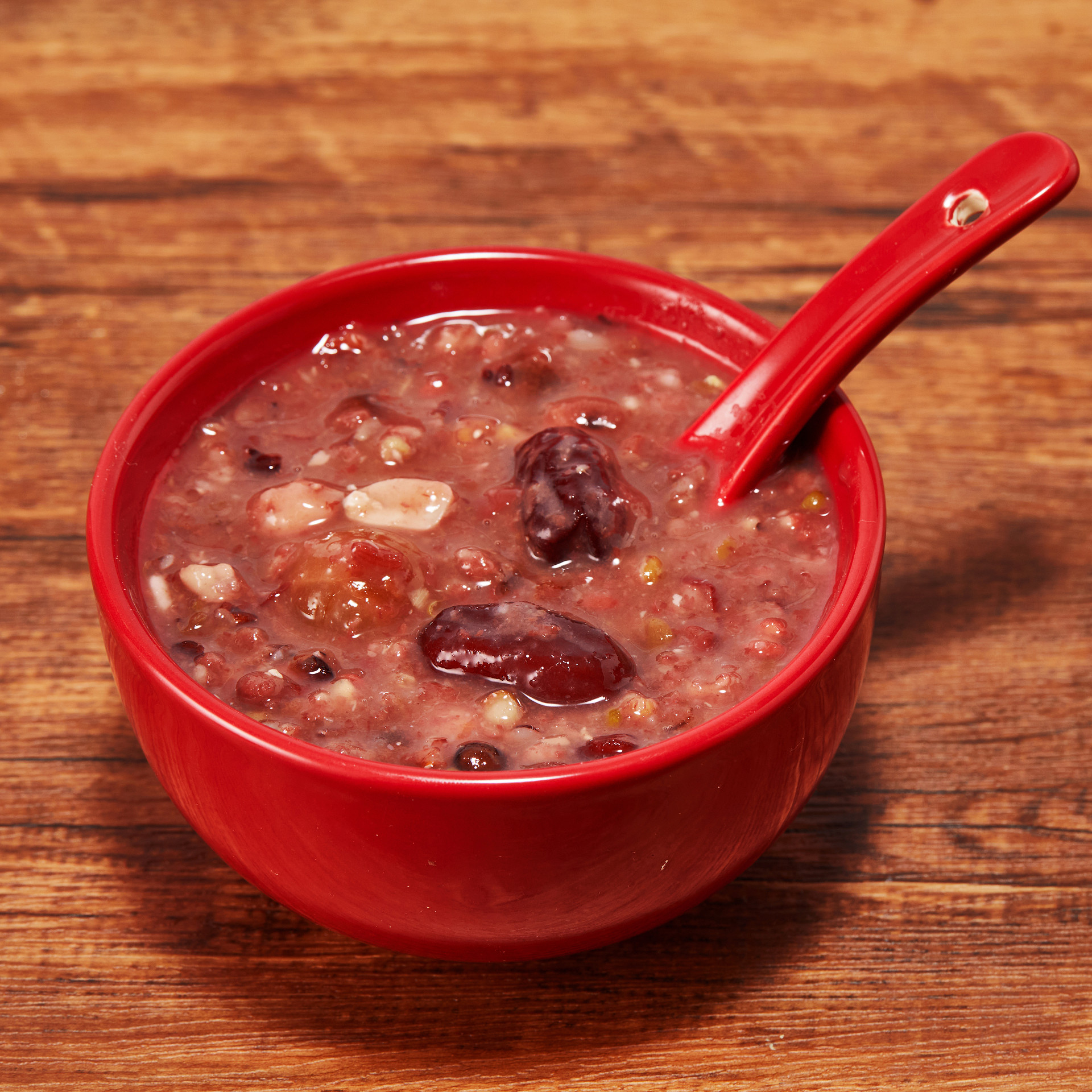 木纹红碗勺子一碗腊八粥腊八节腊八粥