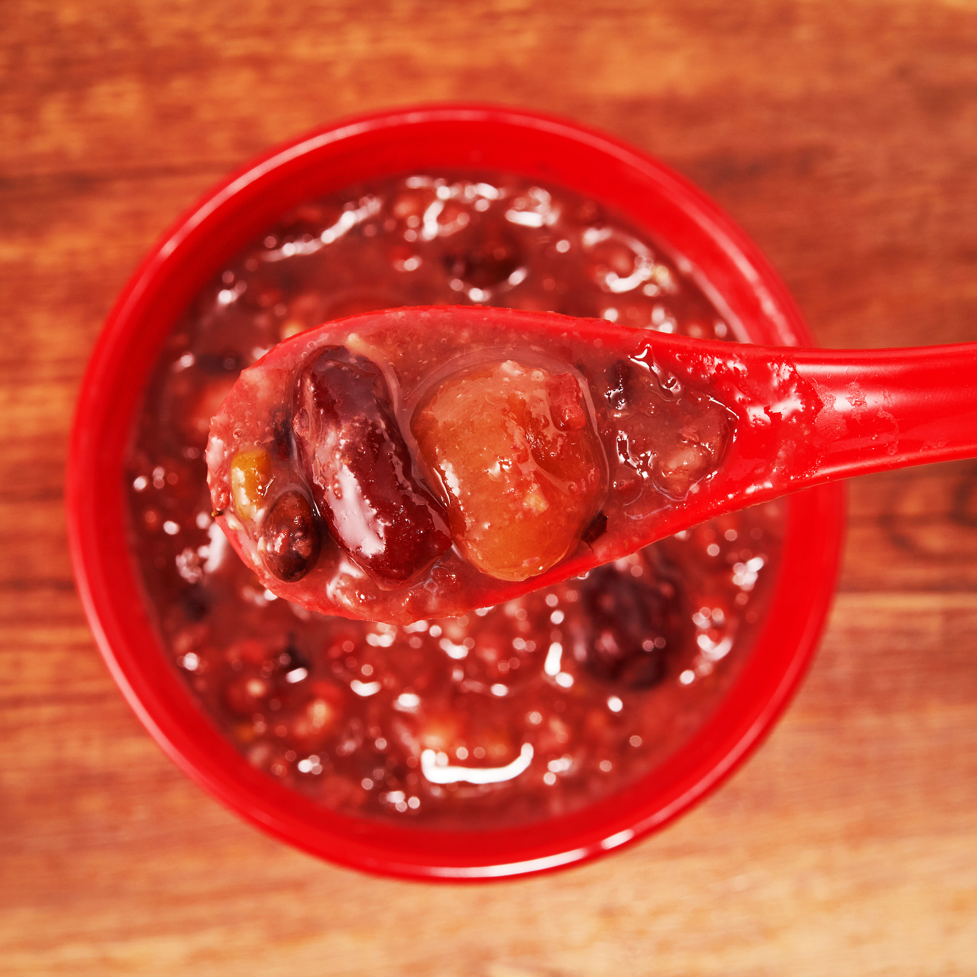 俯视图木纹红碗勺子一碗腊八粥一勺腊八粥腊八节腊八粥