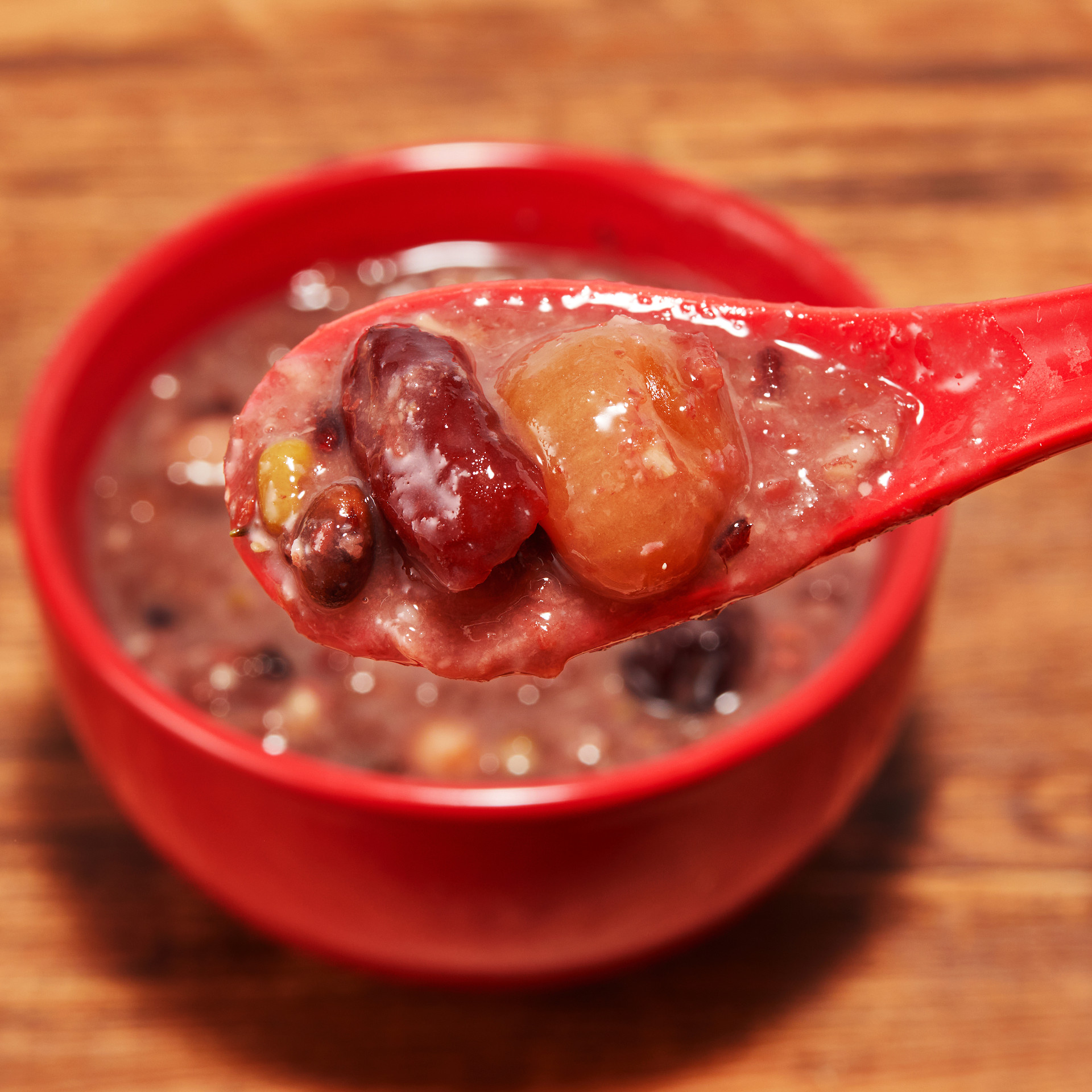 木纹红碗勺子一碗腊八粥一勺腊八粥腊八节腊八粥