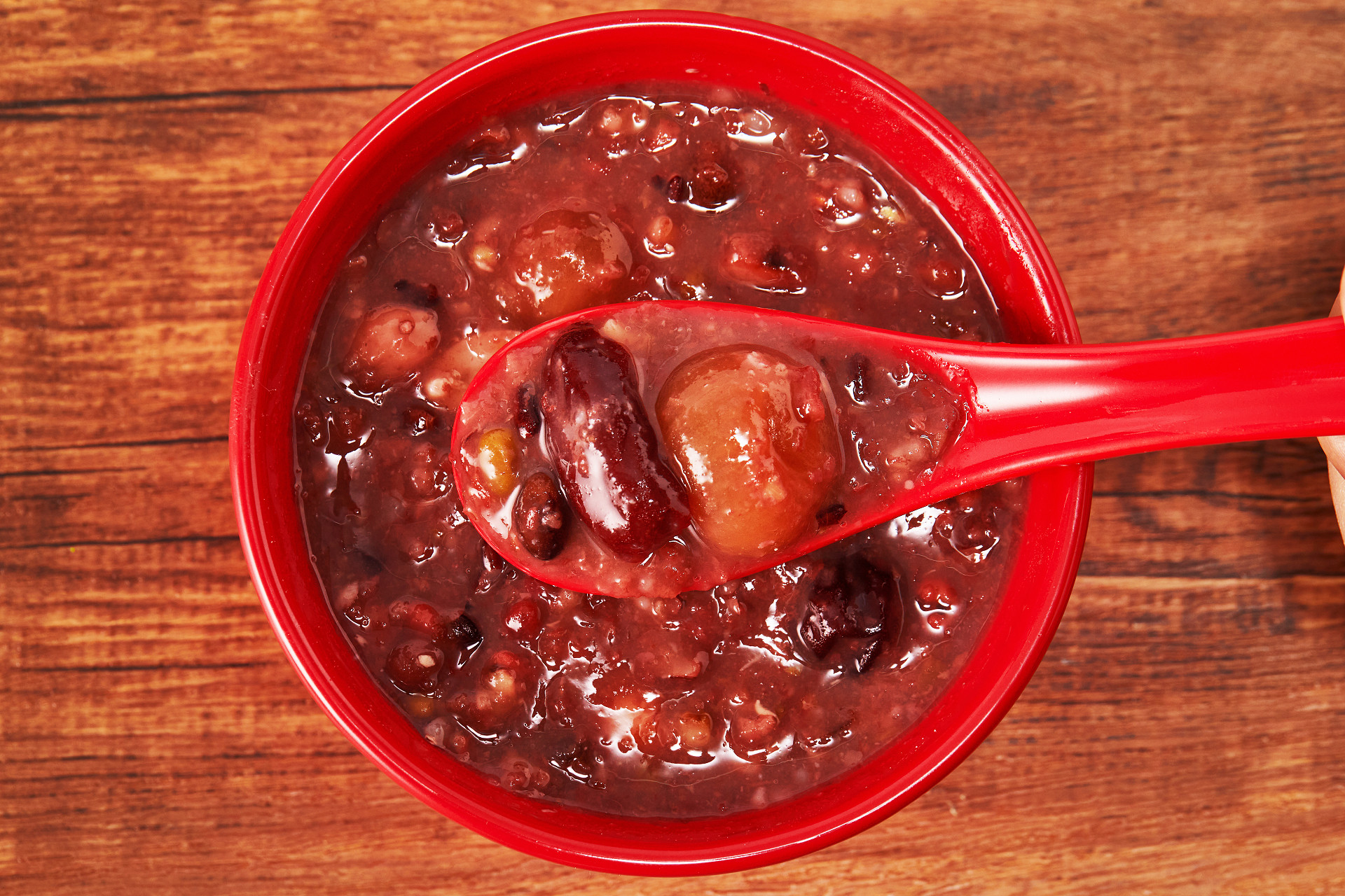 俯视图木纹红碗勺子一碗腊八粥一勺腊八粥腊八节腊八粥