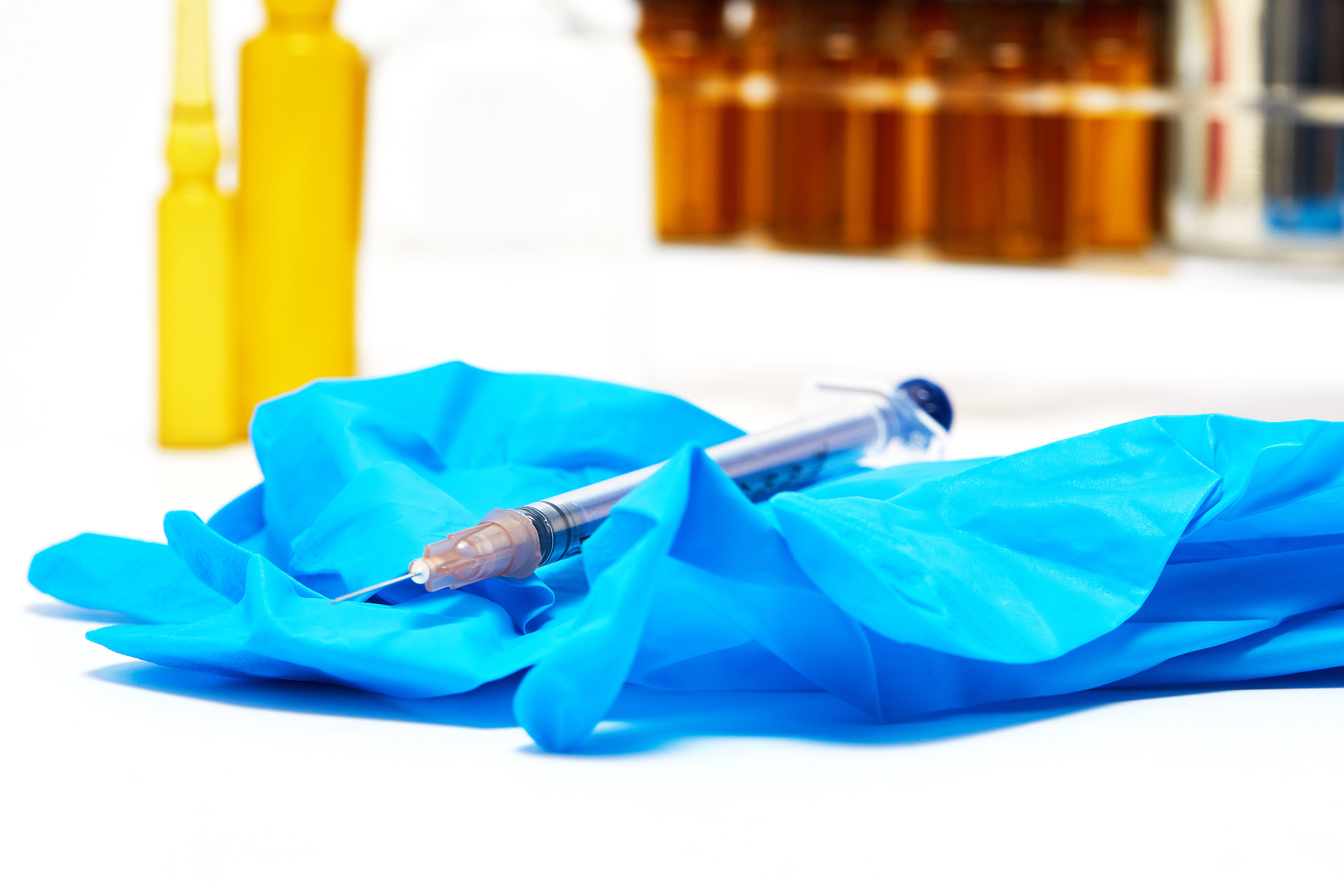 白底注射器针筒蓝色消毒布模糊背景药品药瓶医疗用品