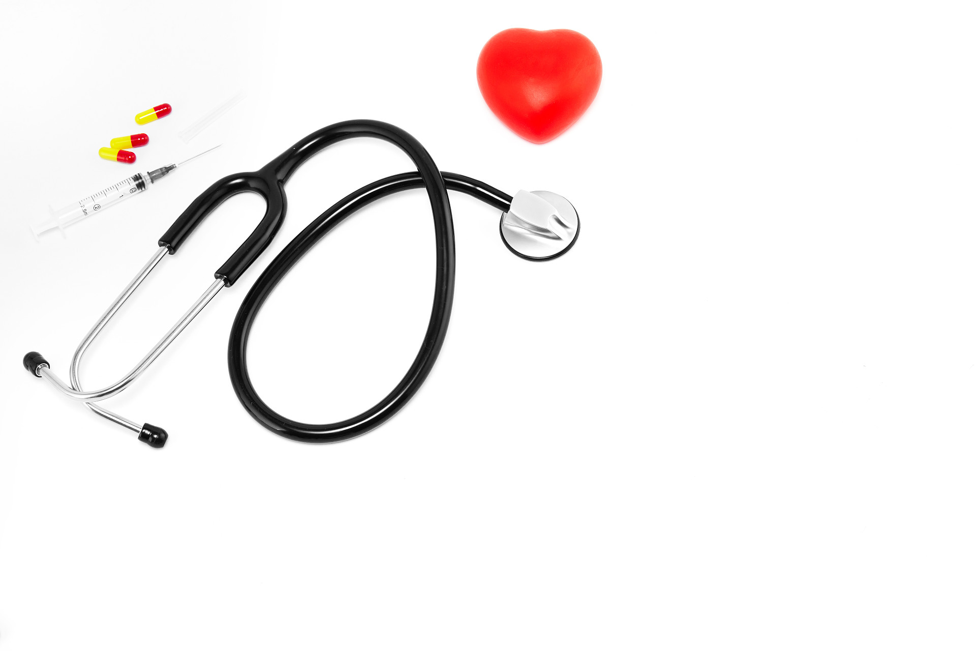 白底红色爱心针筒胶囊药品听诊器医疗器械医疗用品