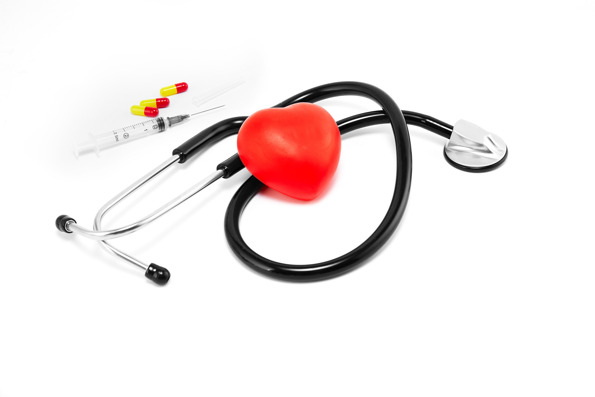 白底红色爱心针筒胶囊药品听诊器医疗器械