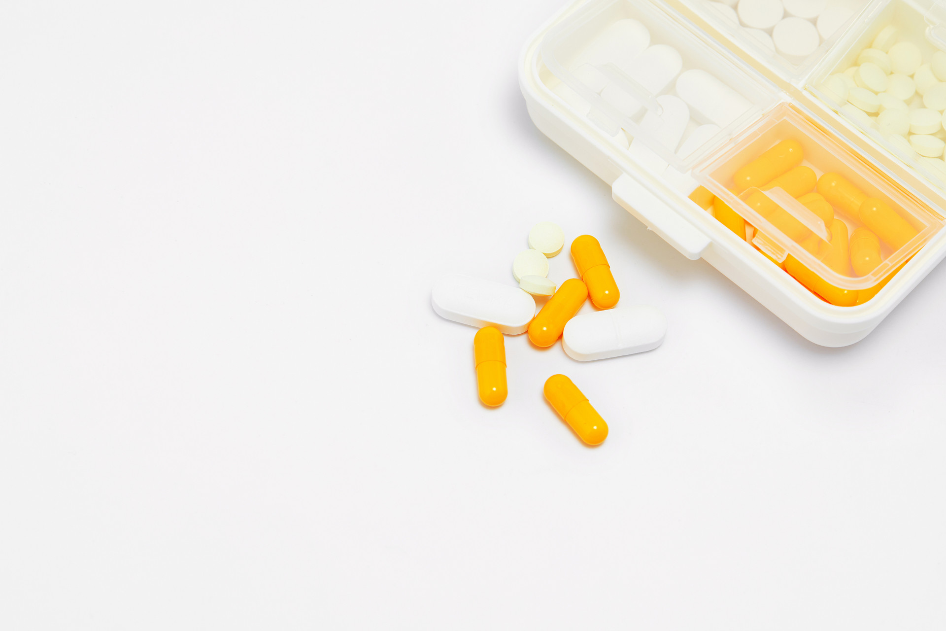 灰底散落药片药品胶囊药片药药品分类盒医药箱