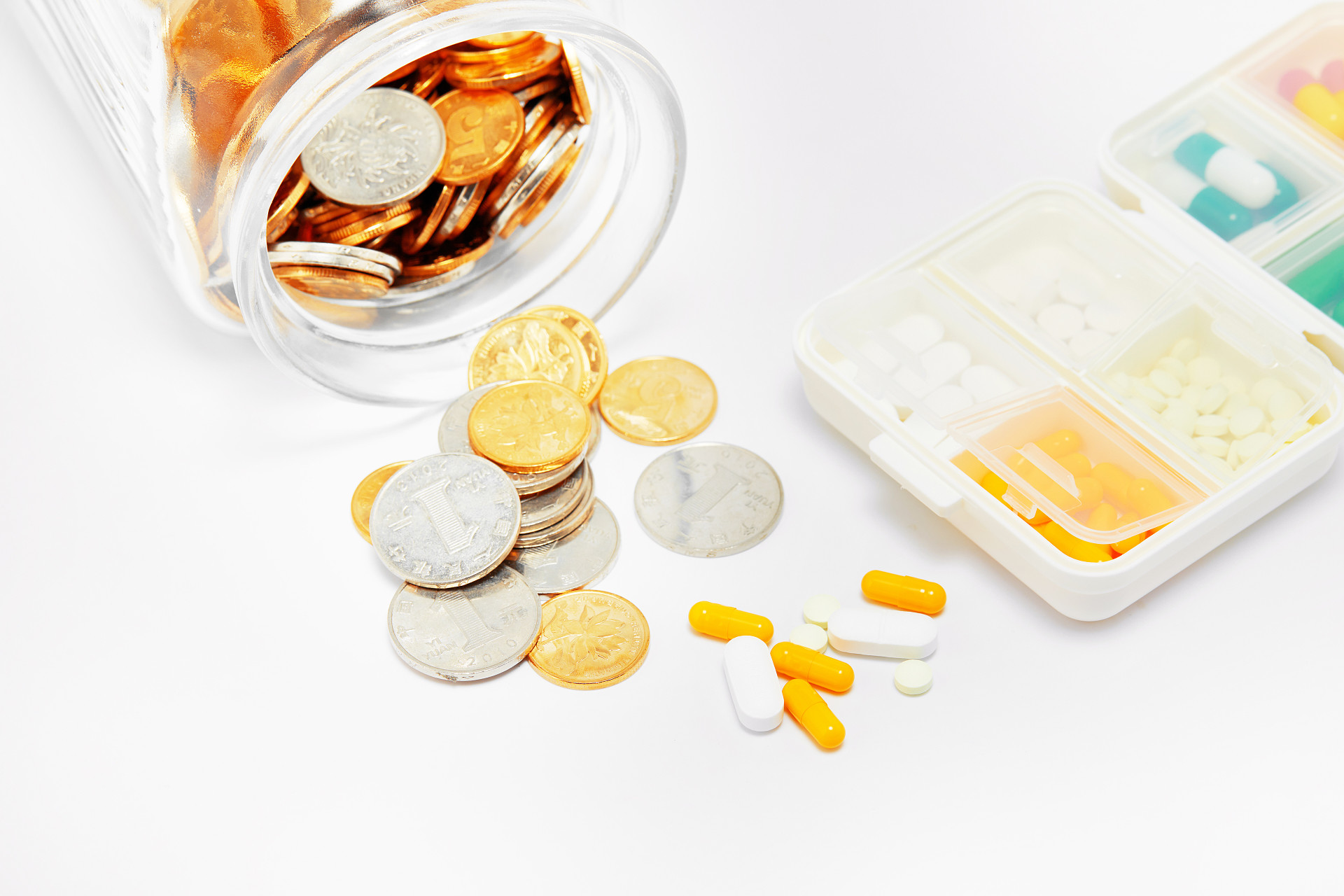 灰底散落硬币存钱罐散落药片药品胶囊药片药药品分类盒