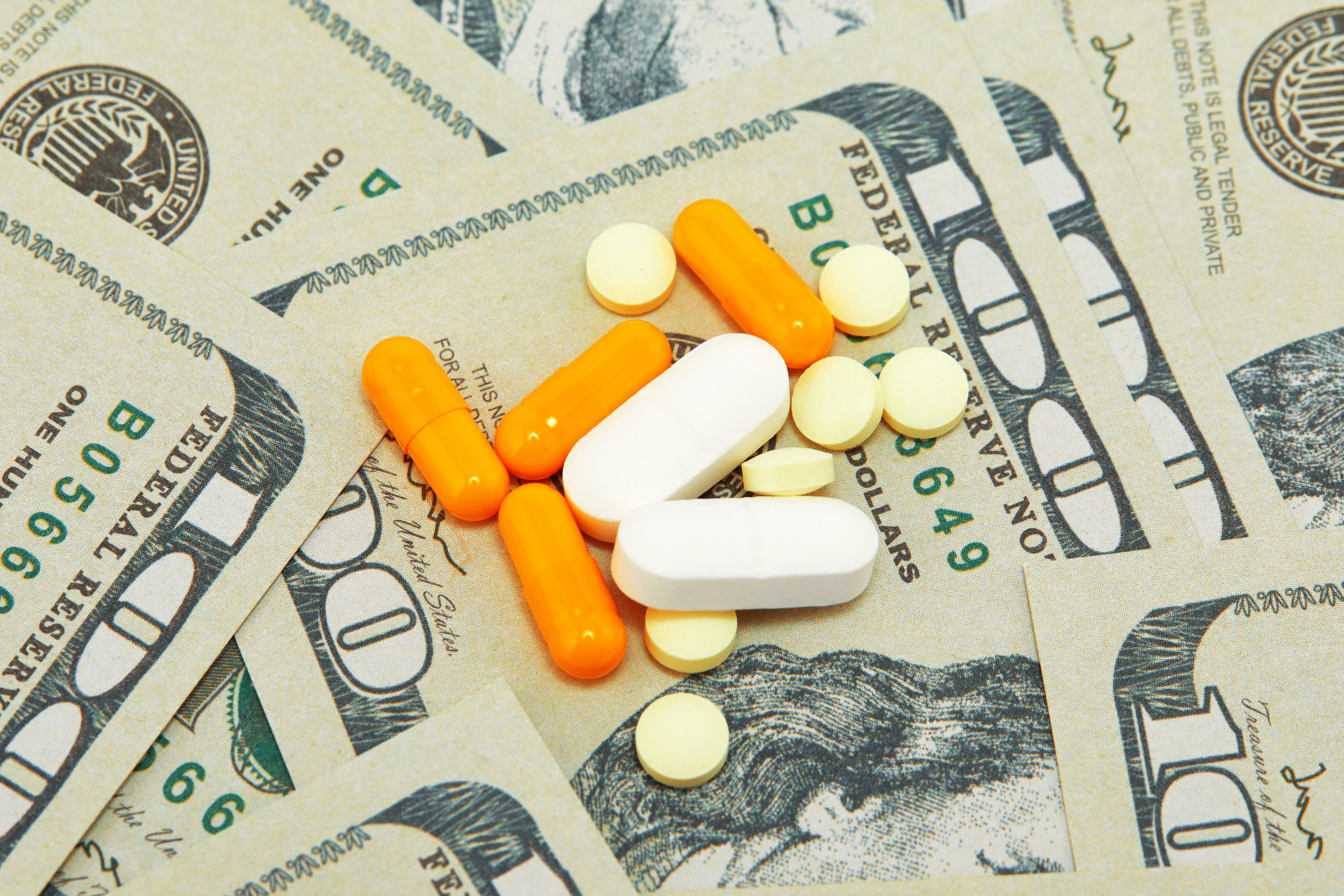 货币背景金钱背景散落药片散落胶囊散落药品