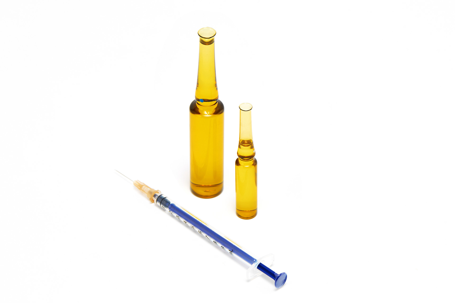 白底注射器针筒棕色药瓶注射液药品药瓶医疗用品