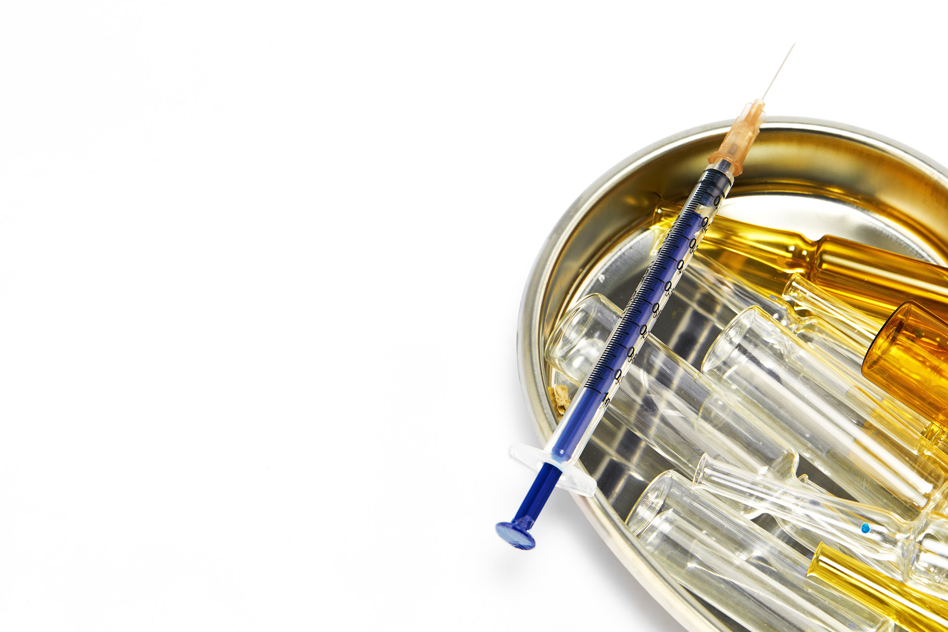 白底针筒注射器医用托盘透明药瓶棕色药瓶注射液药品药瓶