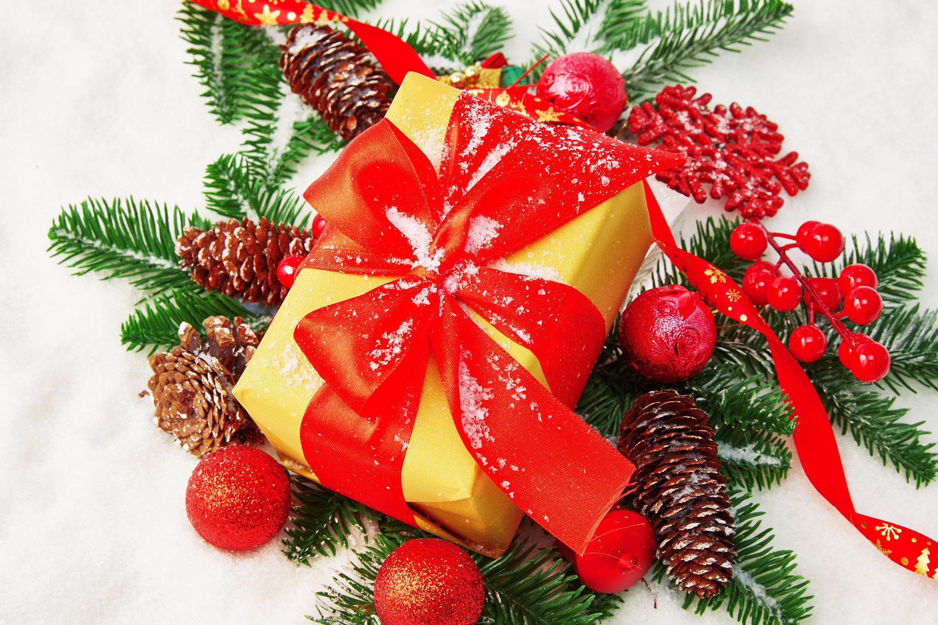 灰底人造雪花绿叶红色装饰圣诞节圣诞元素