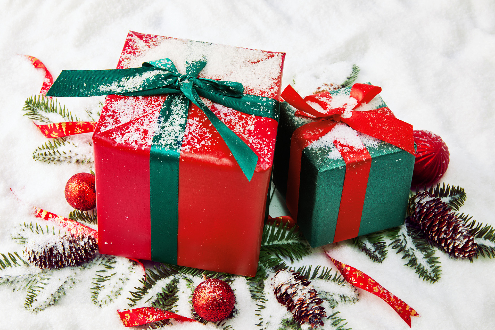 灰底雪花人造雪花红色丝带绿叶圣诞节圣诞元素