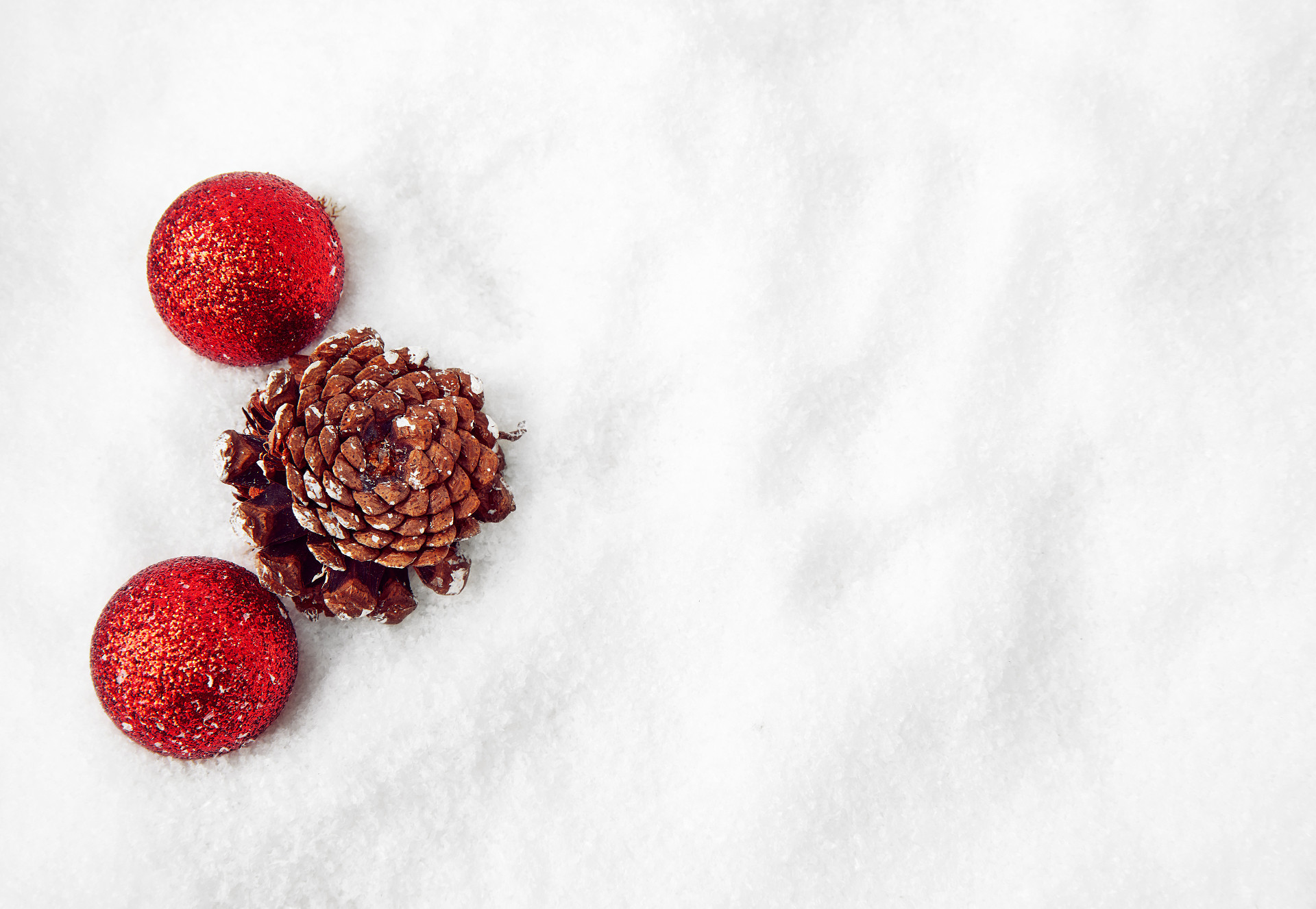 灰底雪花人造雪花松果红色圆球圣诞节圣诞元素