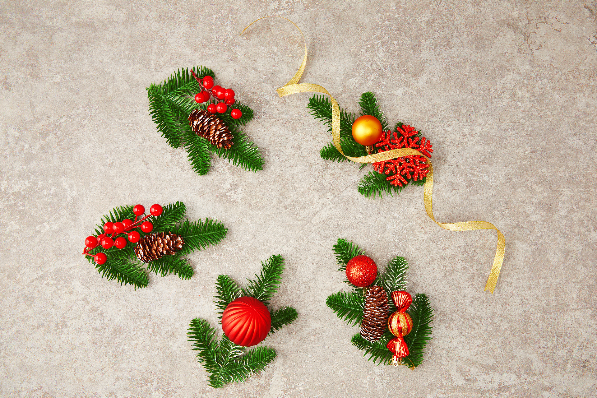 灰底俯视角度铃铛松果绿叶红色装饰圣诞树圣诞节