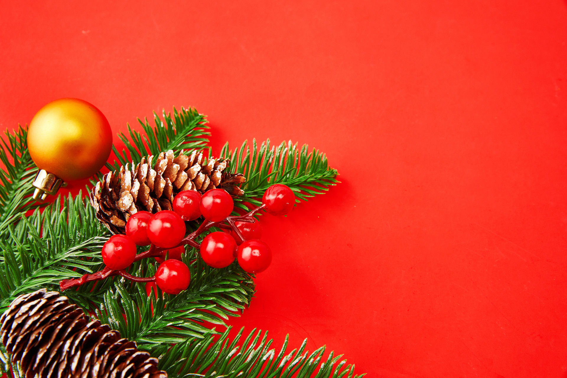 红底绿叶铃铛松果红色装饰圣诞树圣诞节圣诞元素