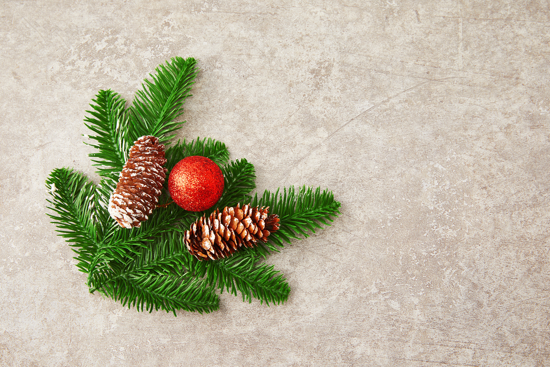 灰底俯视角度松果绿叶红色装饰圣诞树圣诞节