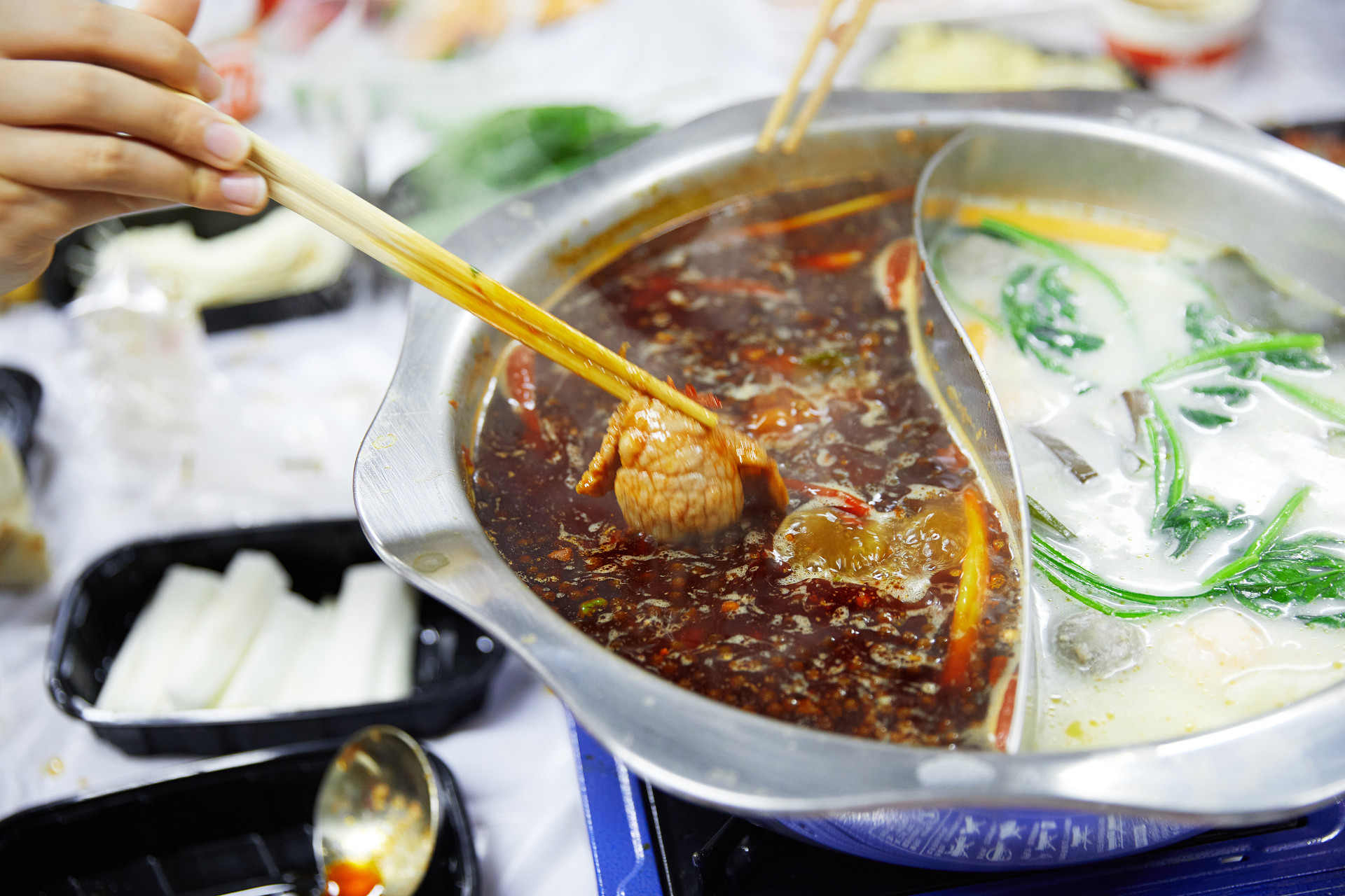火锅鸳鸯锅清汤麻辣涮火锅美食美味聚餐