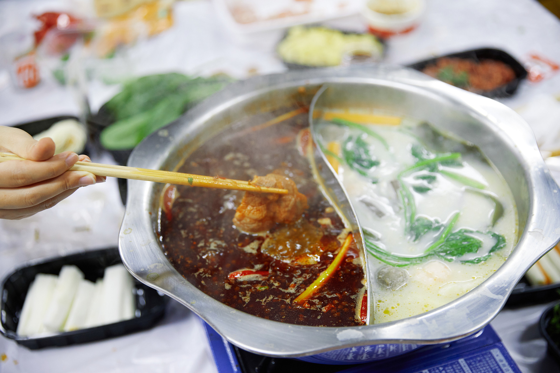 夹菜夹肉火锅鸳鸯锅清汤麻辣涮火锅美食美味聚餐
