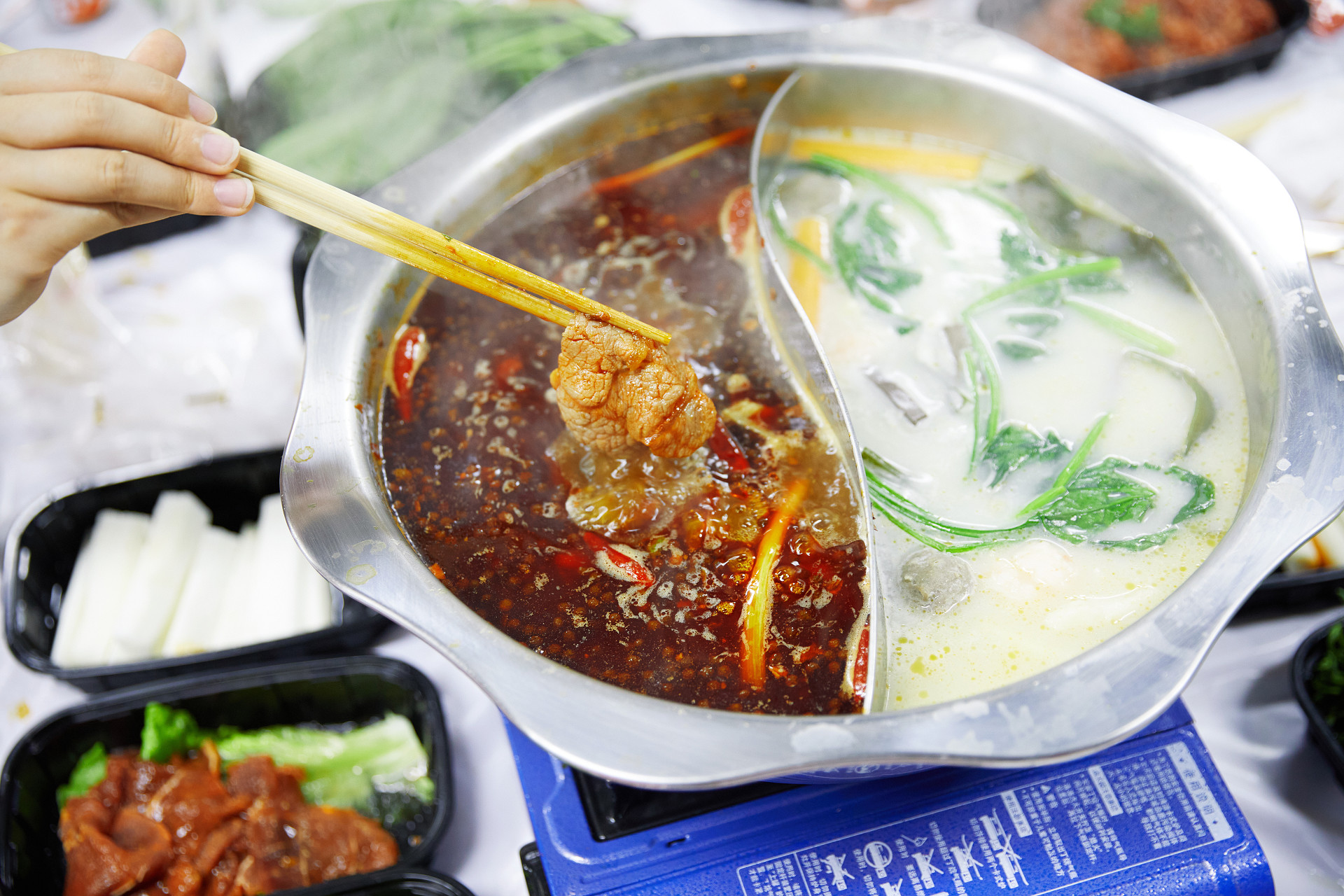 火锅鸳鸯锅清汤麻辣涮火锅美食美味聚餐