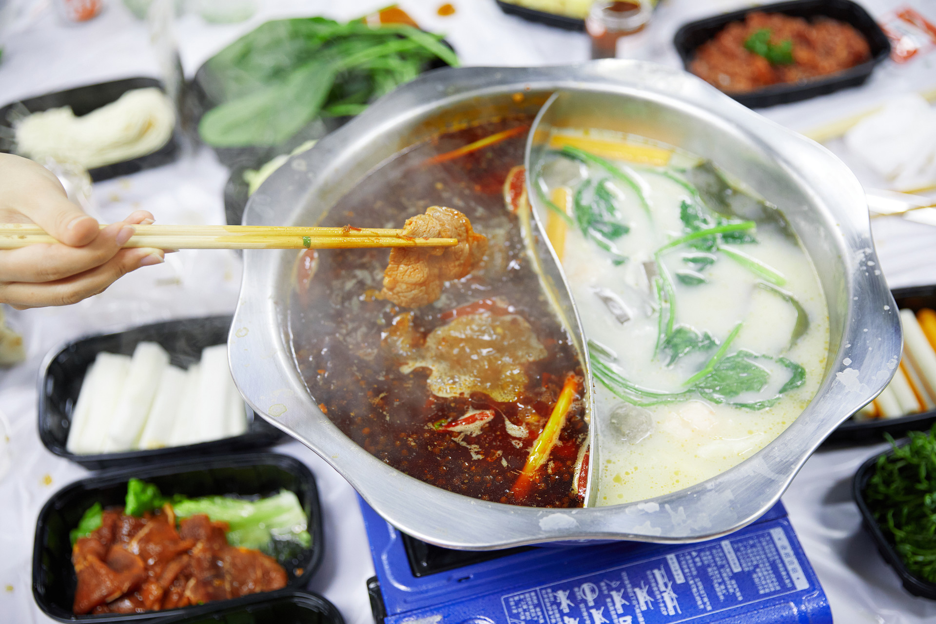 火锅鸳鸯锅清汤麻辣涮火锅美食聚餐