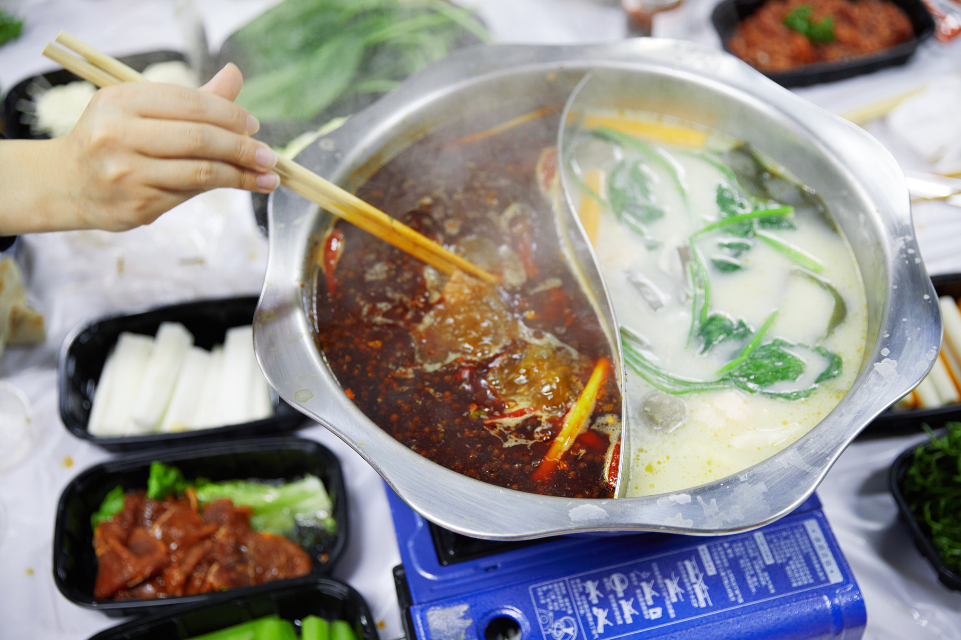 食材火锅鸳鸯锅清汤麻辣涮火锅美食美味聚餐