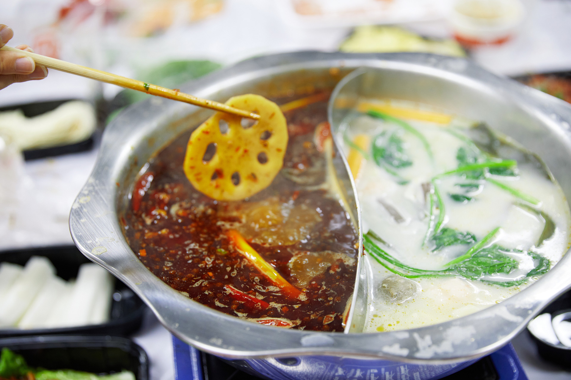 涮藕片火锅鸳鸯锅涮火锅美食美味聚餐