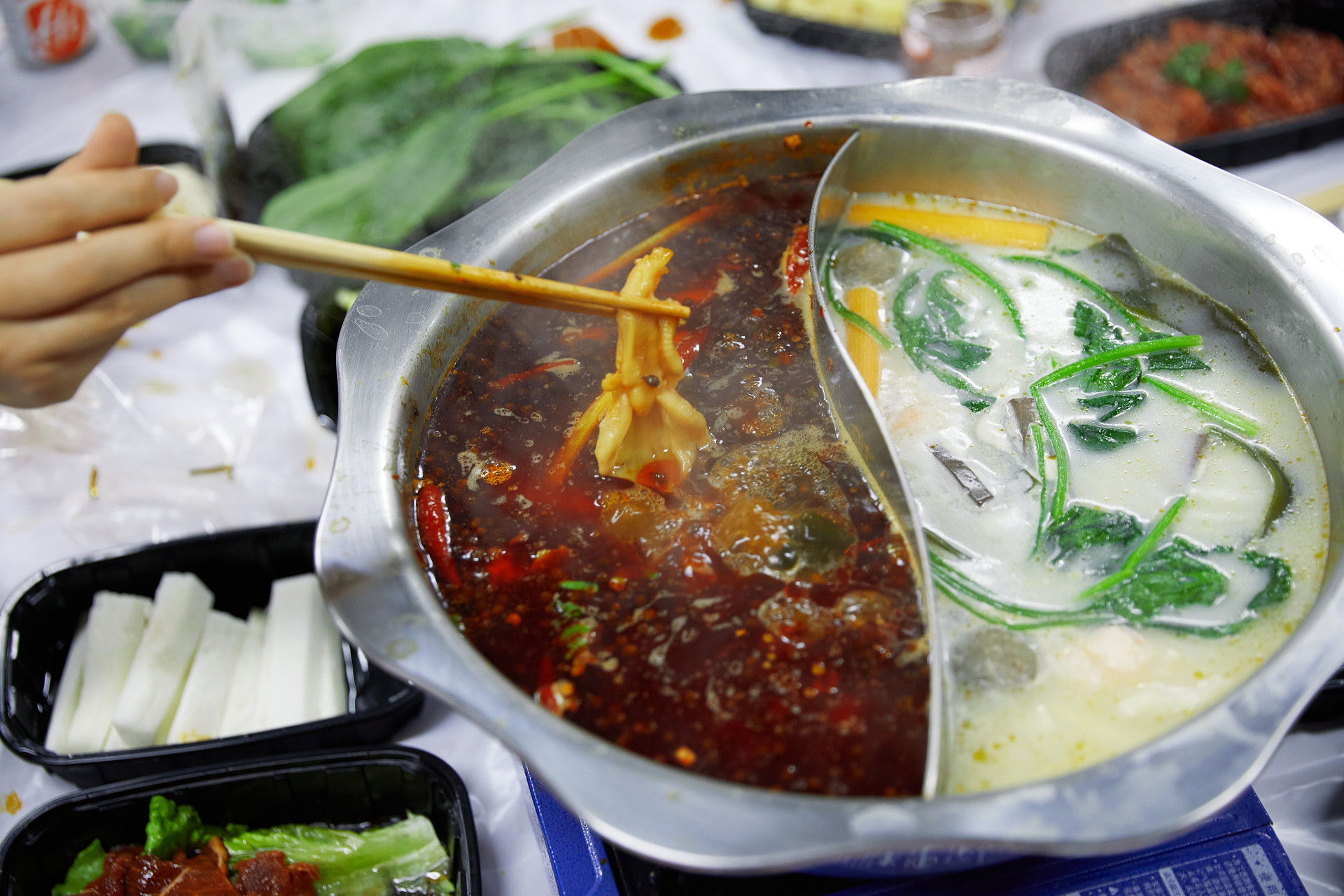 火锅鸳鸯锅清汤麻辣涮火锅美食美味聚餐