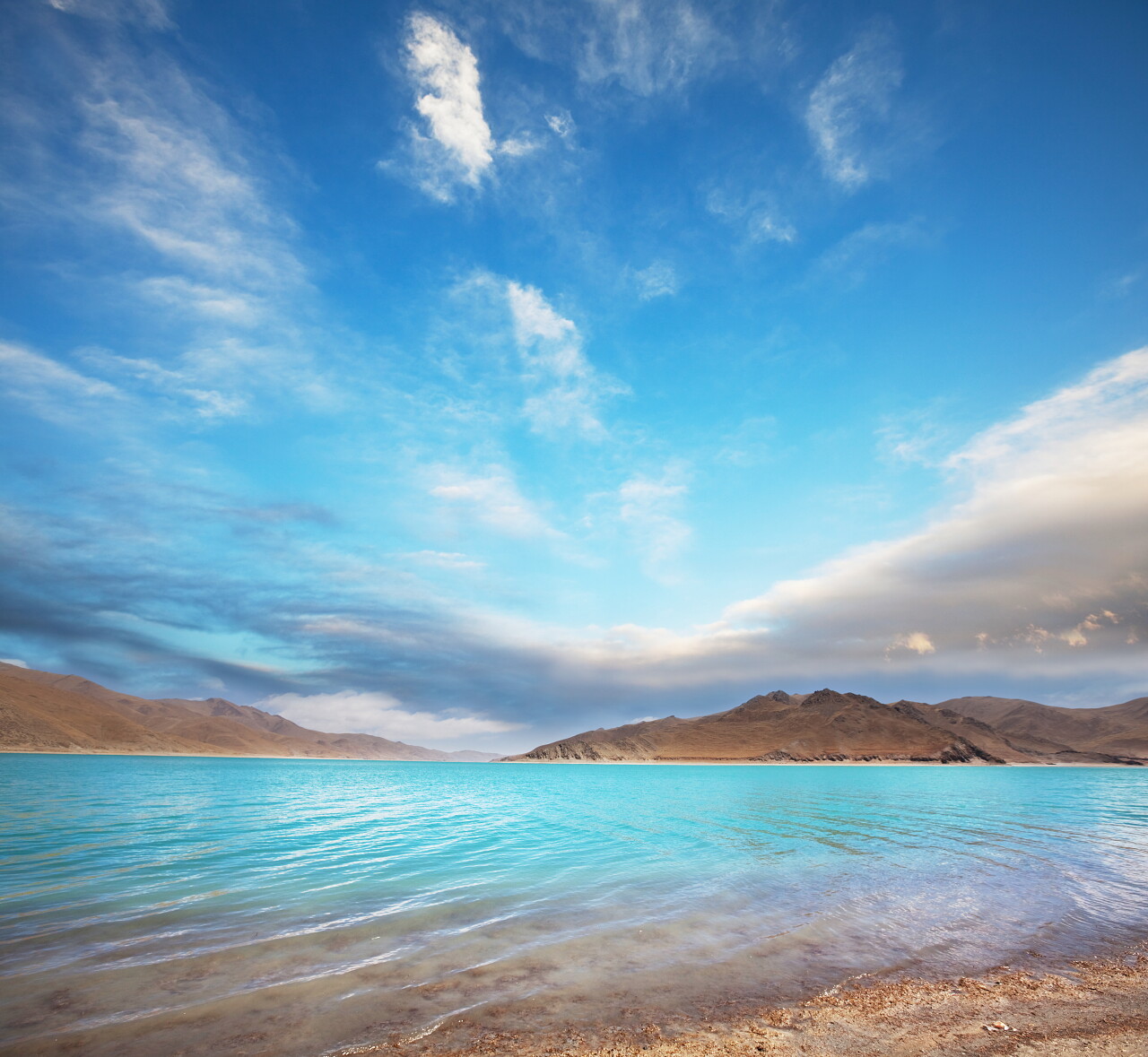 清新明亮大自然山水风景湛蓝的蓝空下透明的湖水风景图