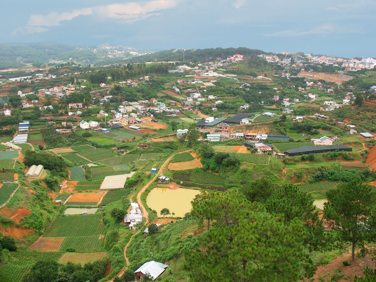航拍绿色自然风景广阔的村庄村落全景图美好越南旅游