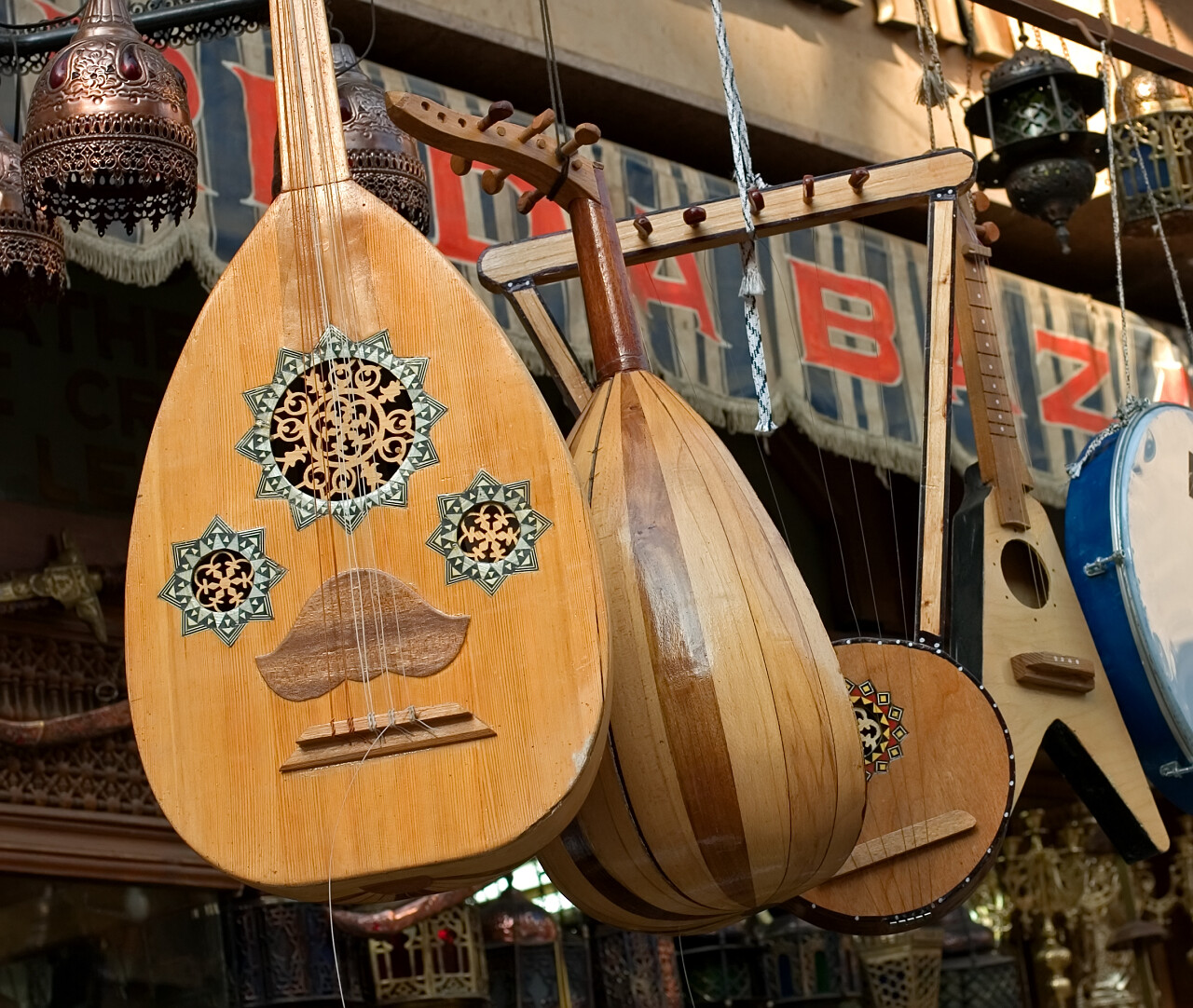 市集乐器店乐器集市乐器琴特写图埃及旅游
